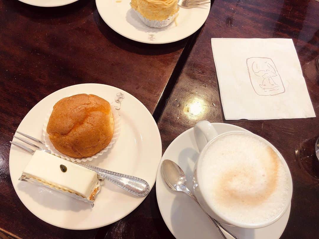 木下望のインスタグラム：「・ ・ Cawaii ・ しろたえのレアチーズケーキがレアチーズ界で第一位👼 シュークリームのクリーム無限うまかった🤘 ・ 小さいから2つ余裕だたよ👼 ・ ・ #しろたえ #しろたえのチーズケーキ #チーズケーキ #レアチーズケーキ #レアチーズ #シュークリーム #赤坂 #赤坂グルメ #赤坂ランチ #赤坂カフェ」