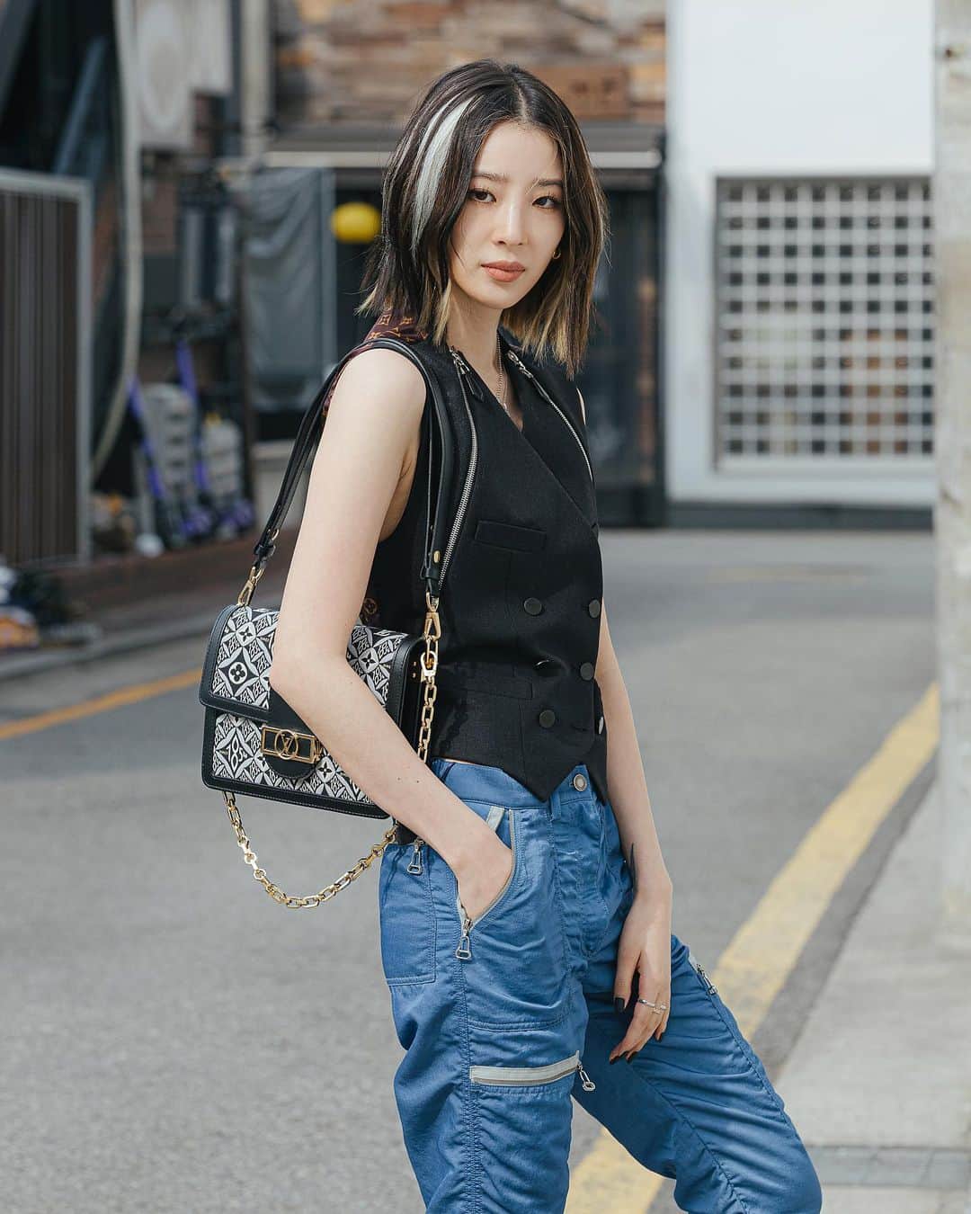 가로수길 , Seoulのインスタグラム：「@ireneisgood X @louisvuitton  한국을 대표하는 셀럽이자 패션피플 아이린 매년 이 시기면 파리패션위크에서 봤는데 ..  코로나때문에 이렇게 서울에서😭 오늘 파리패션위크까지 끝이나던데 내년에는 꼭 나가고 싶다 .」