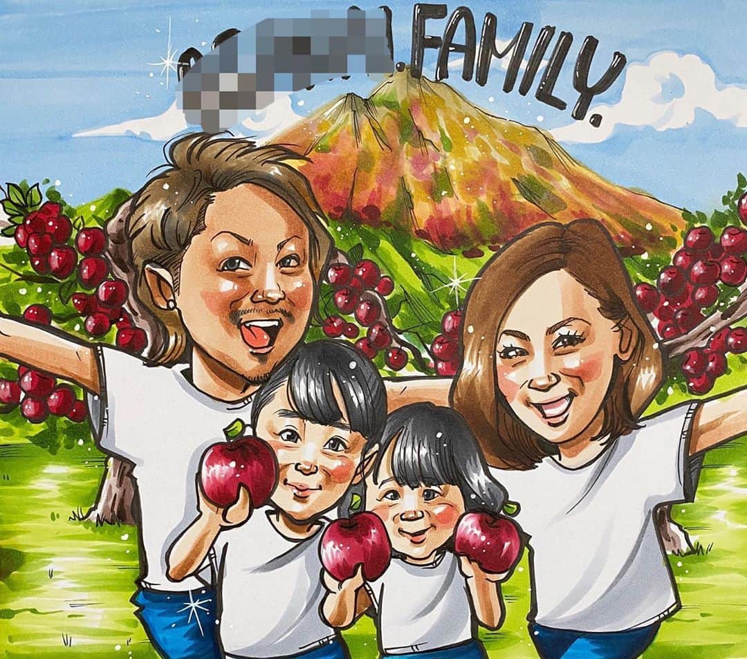 のインスタグラム：「. . 同じ方からの二枚目❤️ . . こちらはご家族揃っての似顔絵です💕 りんご農家をされているとのことで背景にはりんごの木と、 青森岩木山を⭐️✨🍎 . . とれたてリンゴとかも絶対美味しいんだろーなぁー(￣∇￣)❤️ . . 素敵なご依頼ありがとうございました😊⭐️✨🍎  ❌❌現在は、予約受付終了してます❌❌ 。 . . .  2020年度ご予約のお客✨ 現在75番までの方へ案内中です🌟✨💕 DMの確認いただきgmailへ返信宜しくお願い致します🙇‍♀️🌟✨✨ . . . .  次回の予約応募は、2020年のご予約分を書き終える予定の 来年春から夏頃の、、、予定です。 ※あくまでも予定なので前後します🙇‍♀️ . . . .  オーダー再開の際には 人数制限あるため必ず予約ができるわけではございません。 そのことも踏まえた上で 次回ご検討いただけると嬉しいです(^^) . . また、結婚式の使用を考えてくださる方も多いです✨  前々からお伝えしていますが、 基本的に予約順に対応しているため、 近々の納期を希望される方は、 対応できないこともあるので、 あらかじめご了承ください💦 . . . . . ※今回予約が取れた方へ※ . .  写真がまだ用意できてない、入金が遅れそうなど、状況により、順番が前後することもございます‼️ あらかじめご了承ください。 。 . . . また、芸能人、キャラクターのオーダー、パロディ風オーダーはお断りしています。  芸能人については、ご本人様に直接プレゼントなどはOKです。 . . . . . . 💰料金表は過去投稿記事みてね❤💰 . . . . . ➡️ハッシュタグ⇨ goriking117料金表2019⬅️ . . ✨✨✨✨✨✨✨✨✨✨✨✨✨✨✨✨ @by.goriking のアカウントでは、 過去書かせて頂いたお客様方からの、 似顔絵のその後のお写真をいただき、 投稿しております^ - ^❤️❤️ 玄関に飾ってある似顔絵、 渡した瞬間のお写真、 ご本人とのお写真などなど💕 いろんな場面でのお写真お待ちしております^ - ^✨⭐️ . . . .  #似顔絵#pencildrawing#drawing#pencil#illust#painting#art#artwork#絵描きさんと繋がりたい#似顔絵師#gorikingの似顔絵屋さん#仲良し家族#仲良し姉妹#姉妹#子供#リンゴ#リンゴ農家#林檎#りんご#🍎#sisters#kids#kids_japan#comicart#anime#animeart#comicartist#animejapan」