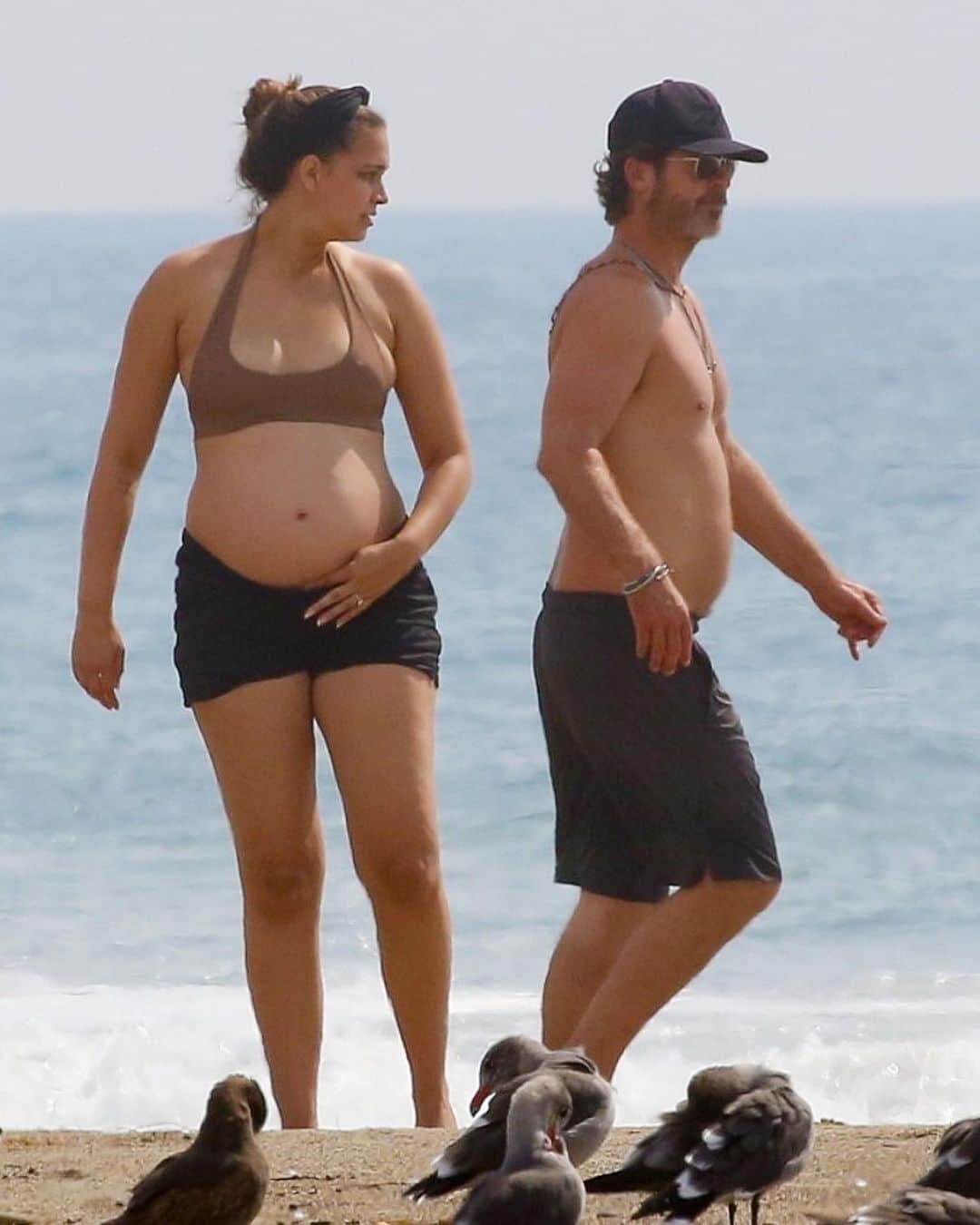 Just Jaredさんのインスタグラム写真 - (Just JaredInstagram)「@robinthicke spends the day at the beach with pregnant fiancée @aprillovegeary! #RobinThicke #AprilLoveGeary Photos: Backgrid」10月7日 12時48分 - justjared