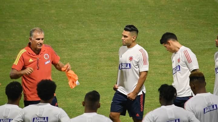 サッカー コロンビア代表チームのインスタグラム：「¡Conocimos nuestra nueva casa! 👏🏼  Así fue el primer entrenamiento de la Selección Colombia de Mayores en su sede deportiva de Barranquilla ⚽  #VamosColombia 🇨🇴」