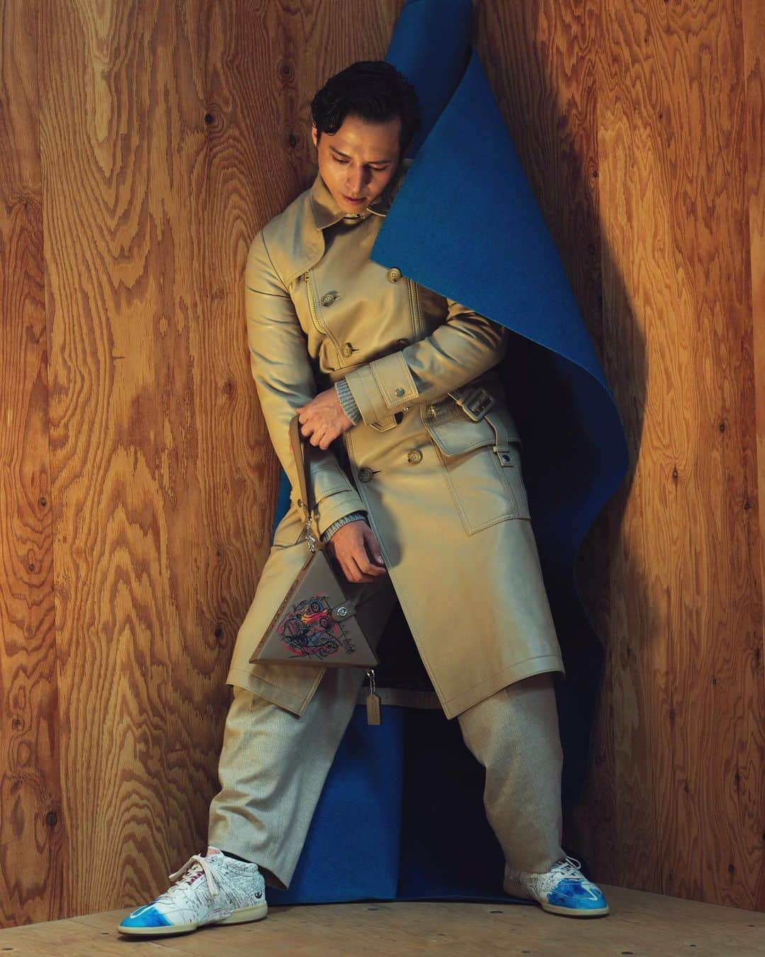 長山一樹のインスタグラム：「Esquireにて満島真之介さん×COACHの撮影をさせていただきました。  @esquirejapan  @coach  Model @mitsushimax  Stylist @masataka_hattori  Hairmake @yoshikazumiyamoto  #esquire #coach #満島真之介 #photography #portrait #hasselblad #h6d #kazukinagayama #長山一樹」