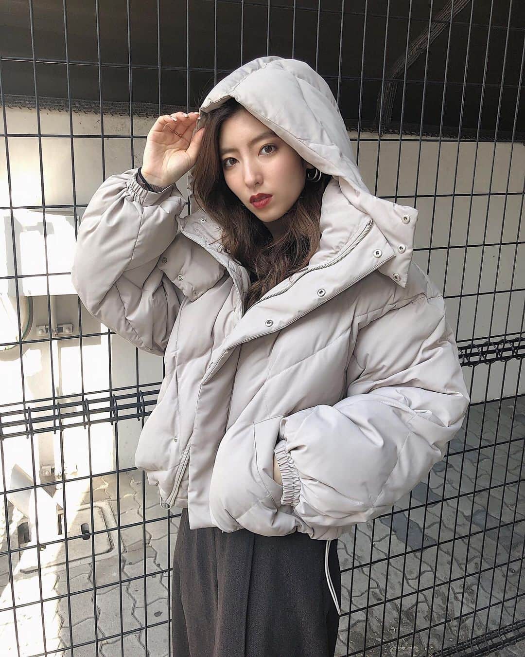 のインスタグラム：「. . 本日ついに発売！！ #ダイヤキルトボリュームエアコンダウン . 軽くてあったかい毎年人気のダウン✌️ 今年はフードが取り外し可能🥳 . どのカラーも可愛いけど アイボリーに惹かれた🤍🤍 . 毎年本当に完売早いのでお早めに🥰 . #MURUA#murua_snap#murua_by_staff#code#fashion #ムルーア#ダウン#コーデ#ファッション」