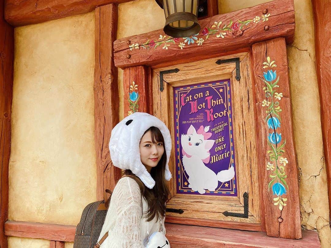 西村季里子のインスタグラム：「・  『美女と野獣』エリアが 本当に再現度高くて感動…🥺✨  もうエリア全てが映えてた🌈  ショップもかわいくて、 窓枠がピンクとか羨まし過ぎる💗 実家もこういう木の外壁だから、 今度色塗り替えるとき ピンクにしてもらお💖(あたおか)  #ディズニーランド#東京ディズニーランド #ディズニー#disneyland#disney #tokyodisneyland#disneyresort  #白コーデ#ベイマックスコーデ #美女と野獣#美女と野獣エリア  #beautyandthebeast#ベル #モーリス#ビレッジショップス  #映え#映えスポット#新エリア #follow#followｍe」