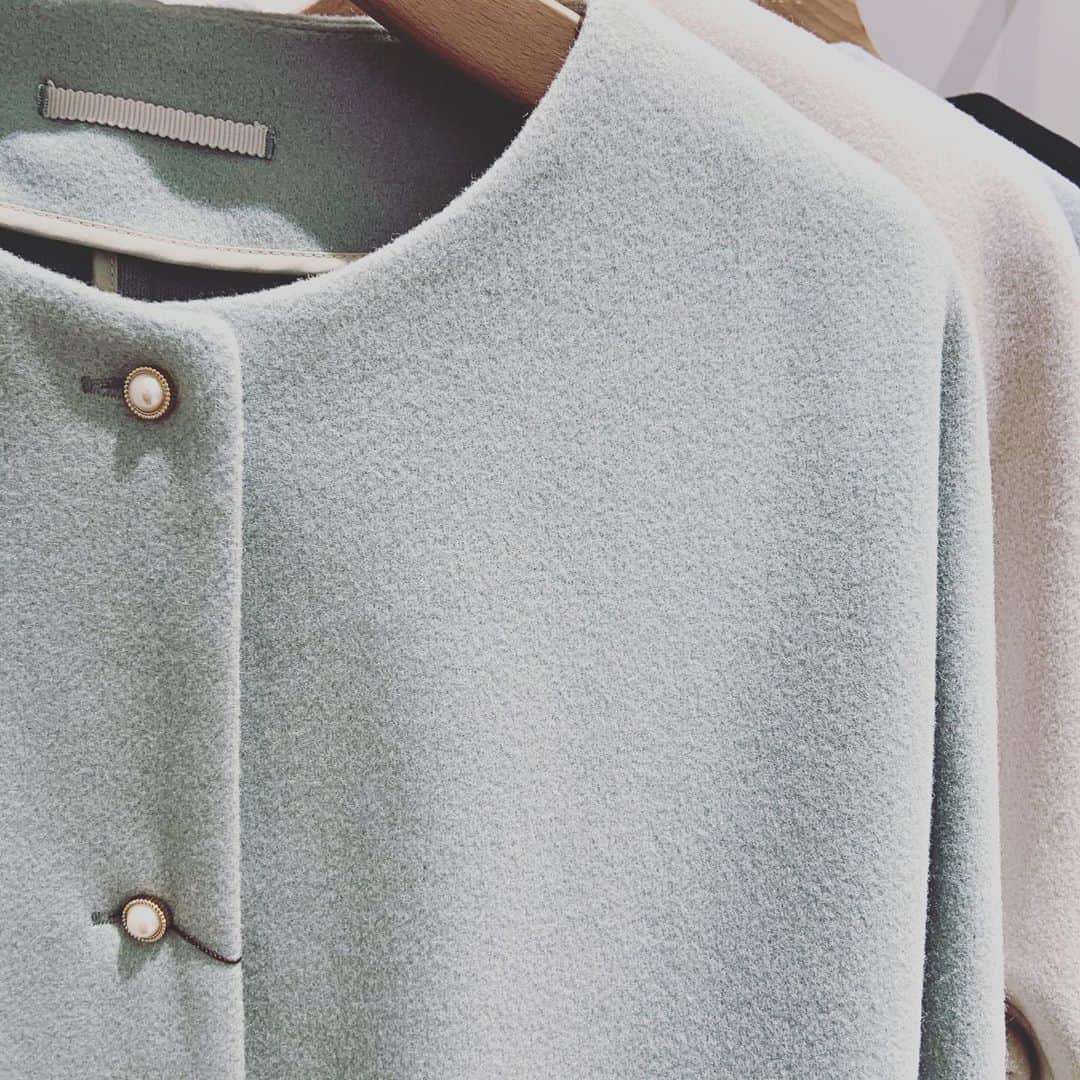 Bon mercerie_ボンメルスリー公式さんのインスタグラム写真 - (Bon mercerie_ボンメルスリー公式Instagram)「【new arrival】﻿ ﻿ ノーカラーコートの新作が入荷しました！﻿  ﻿ 金縁パールボタンと大きめのパッチポケットも可愛いデザイン♪  ﻿ ﻿ ﻿ 982-99850 coat﻿ ¥21,000+tax﻿ .﻿ .﻿ .﻿ ﻿ #anatelier #アナトリエ #bonmercerie ﻿ #ボンメルスリー #shinjyukumylord ﻿ #新宿ミロード #newarrival﻿ #最後の秋#ノーカラーコート#カラーコート #パールボタン」10月7日 12時54分 - anatelier_shinjukumylord