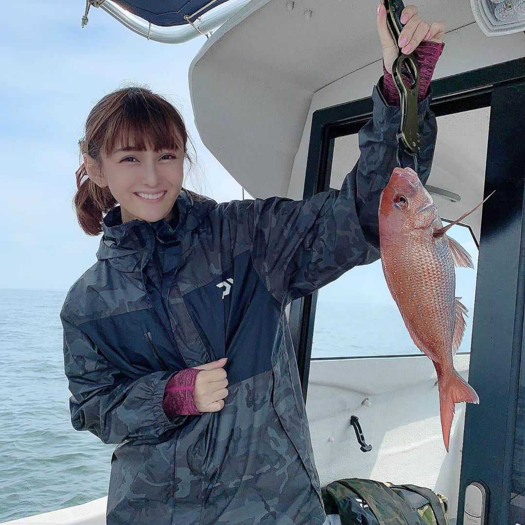 椿姫彩菜のインスタグラム：「#鯛　ですたいwwwwww #釣り　#釣りガール  #釣り女子 #釣り初心者　#つりすたぐらむ  #釣り好きな人と繋がりたい  #釣り好き #釣りスタグラム」