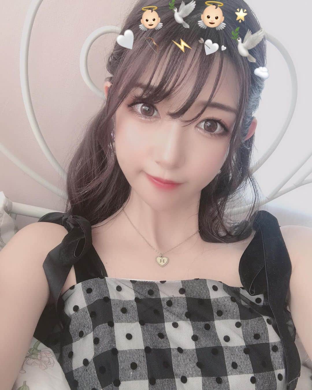 れみぱんのインスタグラム：「いつかの自撮り🐣 自撮りより他撮りの方が盛れる😯 : : #自撮り #自撮り女子 #盛れるアプリ #カラコン #molak #selca #selfie #japan #japanesegirl #make #makeup #asianmakeup #asiangirls #koreanmakeup #japanesestyle #韓国コスメ #韓国メイク #シースルーバング #粉我 #照片 #메이크업 #일본 #얼스타그램 #핫 #ヘアアレンジ #メイク #キラキラメイク」
