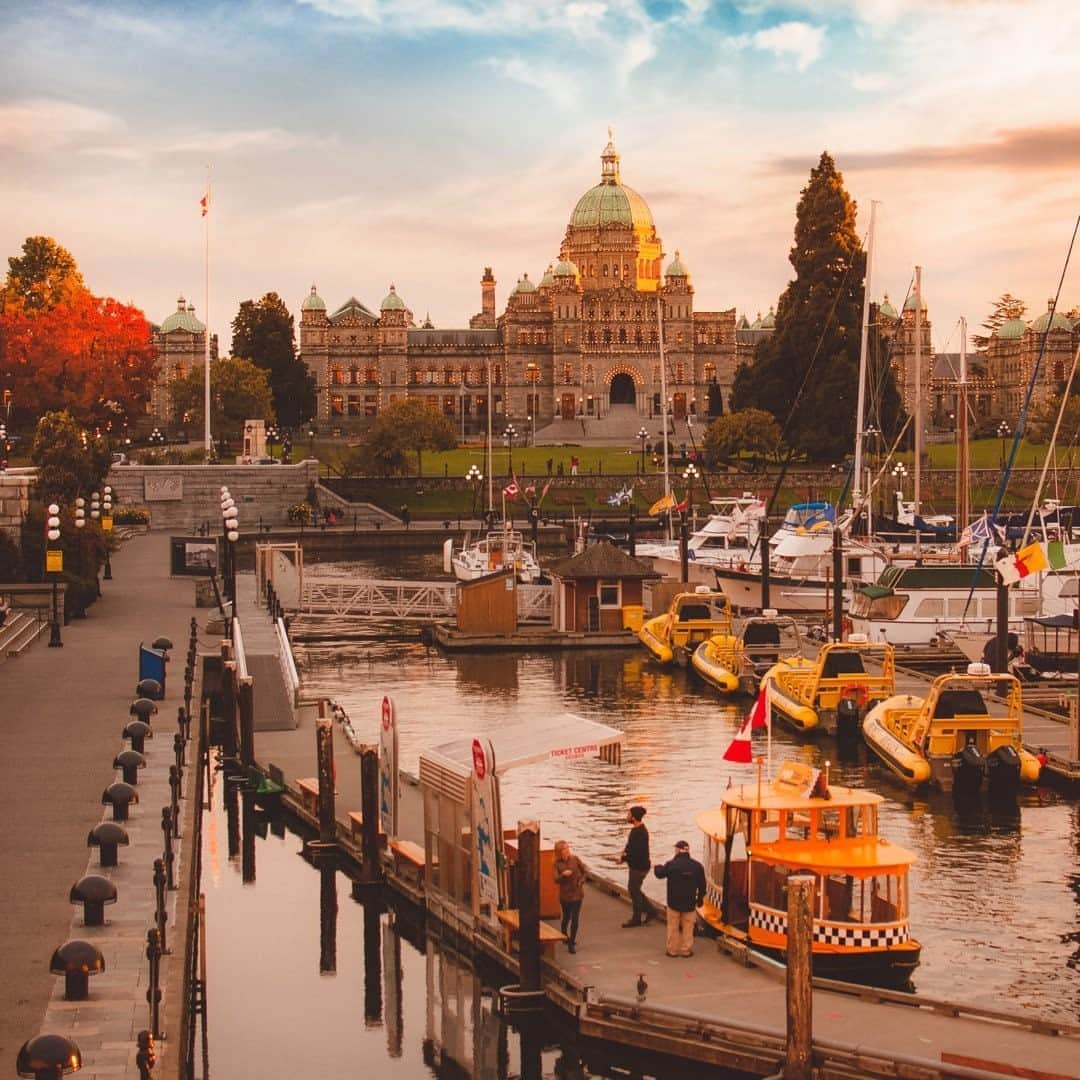Explore Canadaさんのインスタグラム写真 - (Explore CanadaInstagram)「Beautiful is no exaggeration when referring to the postcard-perfect Inner Harbour of Victoria, British Columbia. This historic fishing and shipbuilding area has distinctive architecture deeply rooted in trade. It’s a bustling place with artists and musicians creating and performing, as well as recreational boats and float planes gliding in and out. ⁠ ⁠ Have you visited Victoria in the past? Share your favourite memories in the comments! #ExploreCanada⁠ #CanadaNice⁠ ⁠ *Know before you go! Check the most up-to-date travel restrictions and border closures before planning your trip and if you're travelling in Canada, download the COVID Alert app to your mobile device.*⁠ ⁠ 📷: @traveltipsbrasil⁠ 📍: @tourismvictoriabc, @tourismvancouverisland, @hellobc⁠ ⁠ #ExploreVictoria #ExploreVancouverIsland #ExploreBC⁠」10月8日 0時02分 - explorecanada
