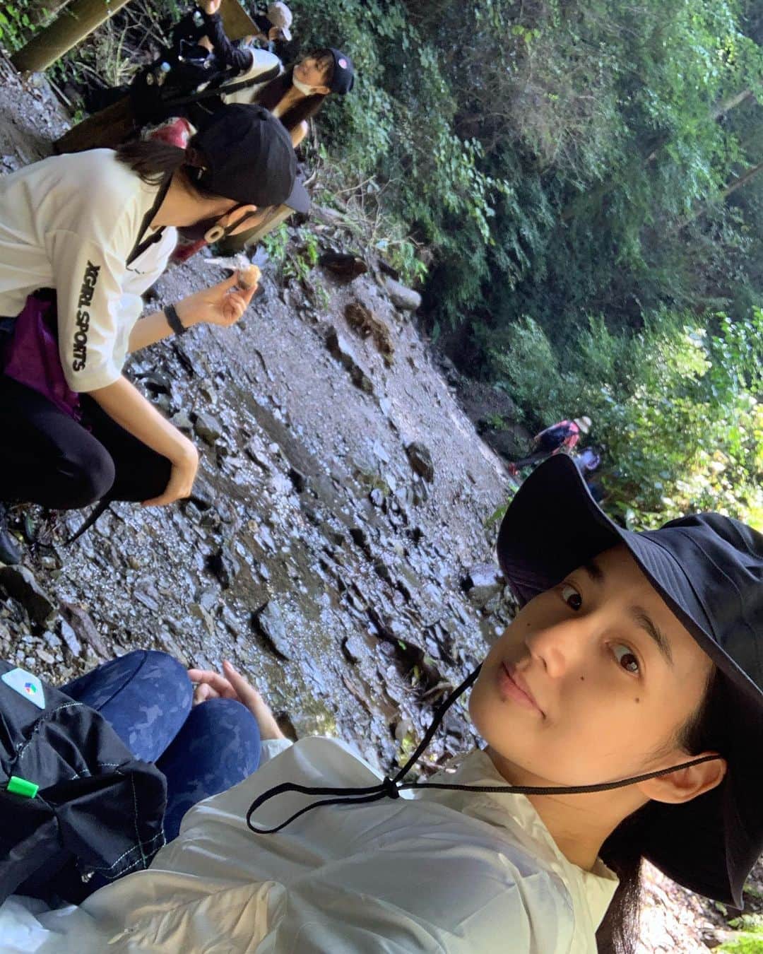 高嶋香帆のインスタグラム：「そういえば先日、 志村魂で共演して以来のお友達(先輩) ゆまちゃんとちかちゃんと高尾山に登ったんよ！⛰  翌日は身体がダルすぎて起き上がれなかったです😂 運動不足を実感しました😂  登山自体は気持ちよかったなぁー💓」