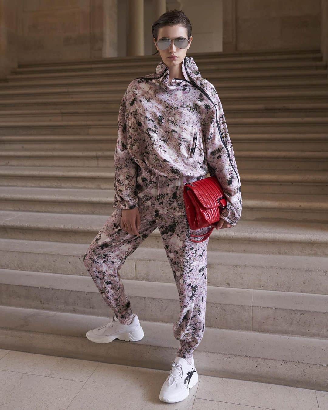 のインスタグラム：「Luxury is wearing beautiful clothes (and having the museum to yourself). Bouquet Printed Sweater & Trousers, Freeminder Sneakers, Lambskin Brioche Bag, and Sunglasses from our #LongchampSS21 collection.  #LongchampBrioche #LongchampRTW #Longchamp」