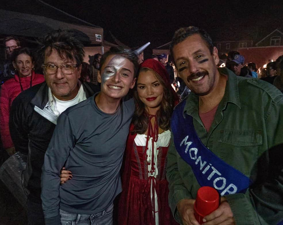 ノア・シュナップのインスタグラム：「Out now. #hubiehalloween @adamsandler @theparisberelc」