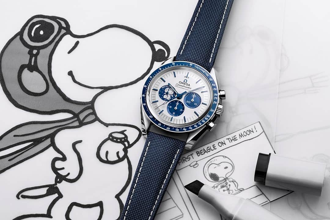 オメガさんのインスタグラム写真 - (オメガInstagram)「#Speedmaster / #Moonwatch The silver dial of our new Snoopy watch includes three blue subdials and one famous beagle.」10月8日 0時00分 - omega