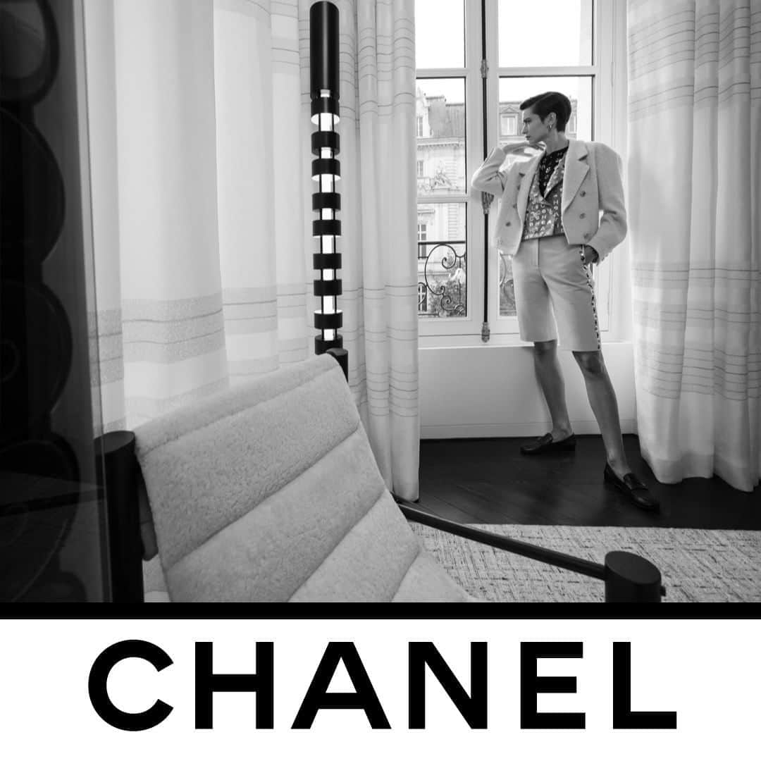 シャネルさんのインスタグラム写真 - (シャネルInstagram)「INTERIOR: BY A WINDOW. Masculine meets feminine in a CHANEL three-piece suit — Louise de Chevigny wearing the CHANEL Spring-Summer 2021 Ready-to-Wear collection. Part of a series of 12 scenes photographed by Inez & Vinoodh.  See all the looks on chanel.com  #CHANELSpringSummer #CHANEL #PFW @InezandVinoodh #InezandVinoodh @LouisedeChevigny」10月8日 0時00分 - chanelofficial