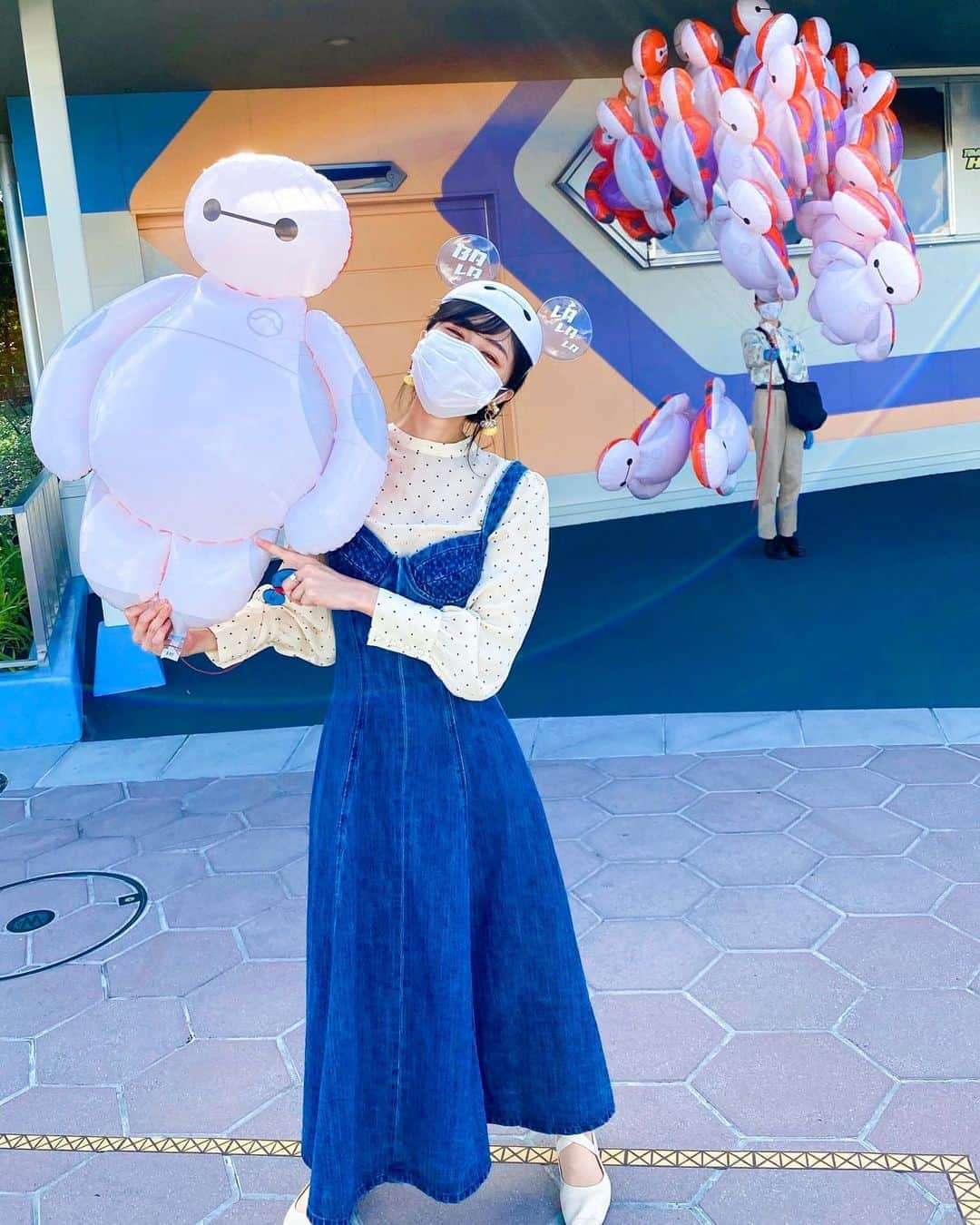 中島奈津希さんのインスタグラム写真 - (中島奈津希Instagram)「(●ー●)🎈﻿ ﻿ ﻿ ﻿ ﻿ ﻿ ﻿ 元気いっぱいの#ベイマックスバルーン の写真(●ー●)💭❤️﻿ 笑い過ぎて目がなくなっちゃってる😂😂笑﻿ ﻿ ﻿ ﻿ ﻿ 最近は、﻿ お家にいる#ベイマックスバルーン が﻿ しょぼくれてきたからこの写真見せてるの🥺🎈笑﻿ ずっとぷかぷか見守ってくれてるから﻿ 確実に愛着が湧いています🥺❤️❤️❤️←﻿ ﻿ ﻿ ﻿ ﻿ ﻿ ﻿ 明日から雨みたいだから﻿ 頭痛持ちの人は﻿ しっかりお薬飲んで寝るんだよー😪❤️﻿ ﻿ ☁️☁️☁️☁️☁️☁️☁️☁️☁️☁️☁️☁️☁️☁️☁️☁️﻿ #disneysisters_jp ←#中島姉妹 ディズニーまとめ👭🏻﻿ #東京ディズニーランド　﻿ #ディズニー新エリア#新エリア　﻿ #bighero6#baymax ﻿ #ベイマックスのハッピーライド」10月7日 22時34分 - nakajima_natsuki