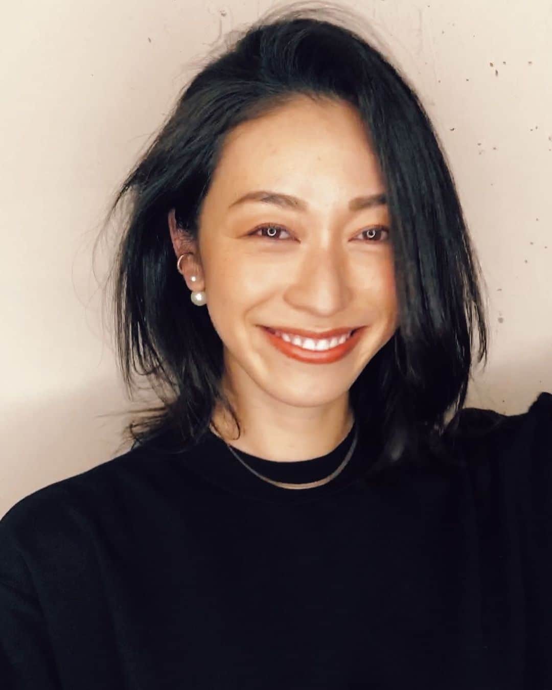 青木大輔のインスタグラム：「クマちゃんが ボブから伸ばし途中で スタイルチェンジ！ … パーマ？ハイライト？？ って悩んでたので レイヤースタイルを提案！ … 自然に乾いて かき上げるスタイルがイメージ！ … やっぱ楽チンスタイルが一番だよね🙌🏽 … 伸びたらパーマかけようね！！ @kumazawa_eriko  #ミディアムレイヤー #かき上げスタイル @tiechel_press  @tiechel_official  #daisukeaoki #青木ダイスケ」