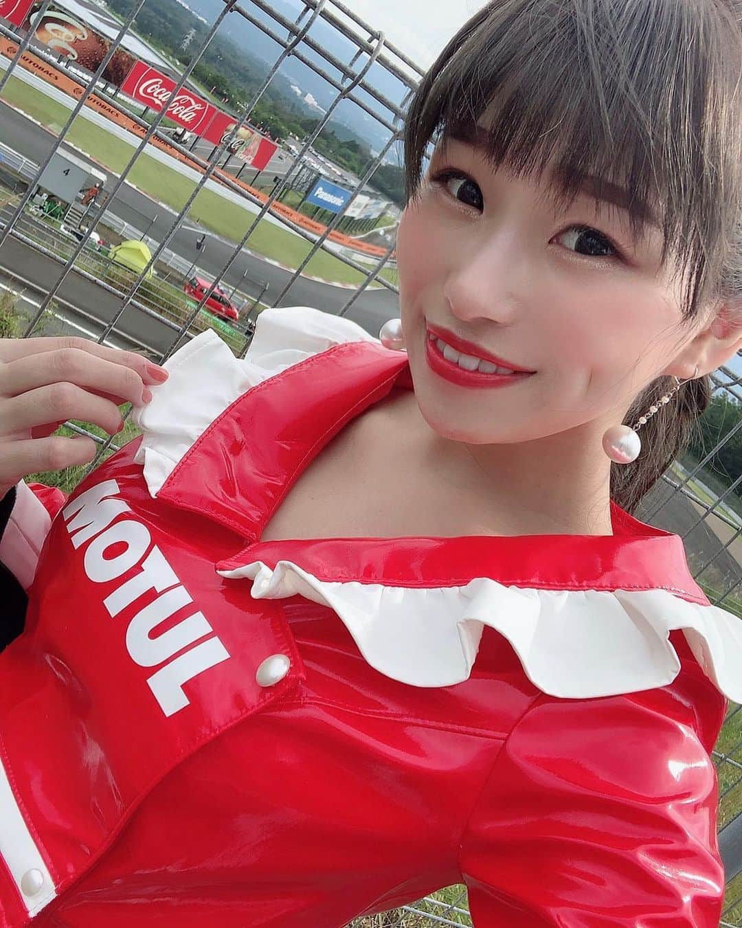 竹本ちえのインスタグラム：「. サーキットにMOTULの赤が 映えまくる❤️冬コスもかわいい。 ・ ・ ・ ・ ・ #MOTUL #NISMO #NISSAN ⠀ #motulcircuitlady #❤️ #smile  #circuit #fujispeedway  #supergt #racequeen #gridgirl ⠀ #instagood #followme⠀ #スーパーGT #レースクイーン #3号車  #黒髪 #ポニーテール #前髪  #透明感カラー #パールピアス  #セルフネイル #コスメデコルテ」