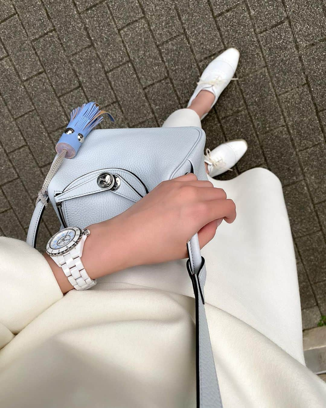 冨張愛さんのインスタグラム写真 - (冨張愛Instagram)「white × pale blue☺︎ 沢山質問いただいたbagは Mini Lindy、 チャームのイカちゃん(?) はpetit h です🦑 * SUPERIOR CLOSETさんとのコラボアイテム、すでにご購入くださった方々、試着してサイズを決めたいなどとメッセージ下さった方々....本当にありがとうございます☺️😣💕 今日から ルミネ新宿,二子玉川高島屋SC,池袋西武,高崎高島屋,梅田大丸,新宿小田急,梅田阪急,銀座三越,新宿伊勢丹の店頭にも並んでいますので、お近くの方は是非立ち寄ってみて頂けたら嬉しいです....✨ * setup ... #superiorcloset @superior_closet_official  shoes ... #diana @dianashoespress  #instagood #coordinate #ootd #outfit #fashion #instafashion #meg_ootd #collaboration_m2020 #코디네이트 #패션 #카메라 #コーディネート #コーデ #ファッション #今日のコーデ #今日の服 #157cmコーデ #スーペリアクローゼット #ニットセットアップ #レーススカート」10月7日 22時43分 - megumitomihari