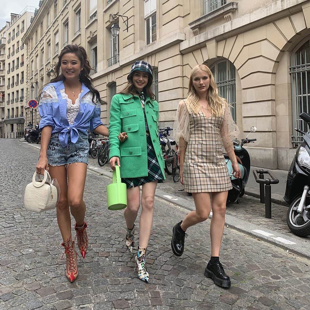 E! Onlineさんのインスタグラム写真 - (E! OnlineInstagram)「OMG, we feel like Nicole Kidman in Moulin Rouge. ✨ We haven’t traveled in months but we definitely went to Paris with Emily by binging our newest obsession quicker than Antoine could cheat on his wife. 😉 Say ‘Bonjour!’ below if you watched too. 👇(📷: instagram)」10月7日 22時35分 - enews