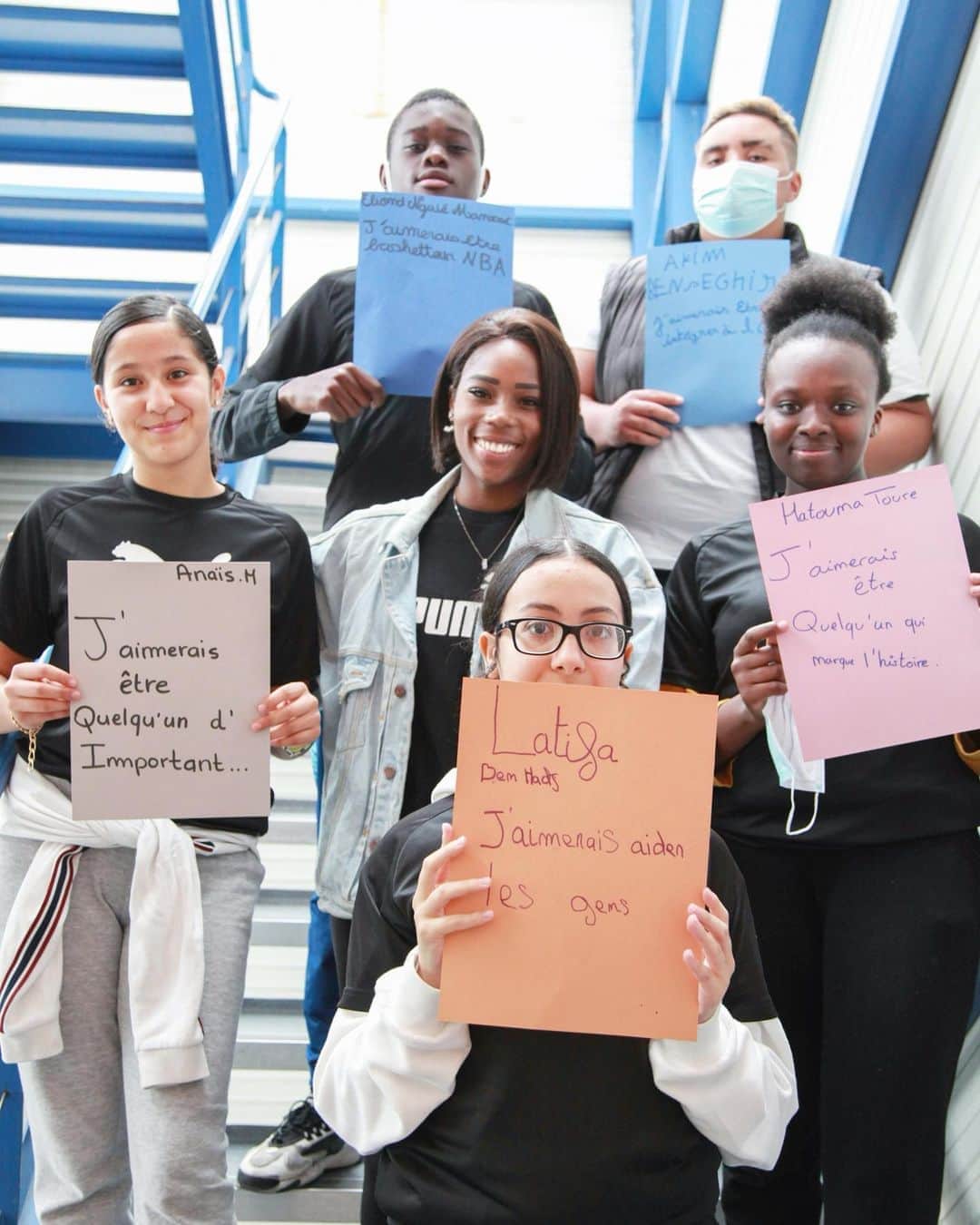 のインスタグラム：「Superbe intervention scolaire ce lundi, sur l’égalité des chances, les discriminations, l’harcèlement, le sexisme et la violence. 🗣  Au programme :  Ateliers sportifs, ateliers théâtral, ateliers d'éloquence et ateliers d'échanges. 📝  Le succès est toujours un enfant de l’audace. Tenez-vous à l’écart des gens qui freinent vos ambitions. Le monde n’a progressé que grâce aux choses impossibles qui ont été réalisées. Gardez toujours à l’esprit que votre propre décision de réussir est plus grande que n’importe quoi ou qui d’autre.♥️   #lovesharing #projectchild #diamond #lavoixpositive #wearegreat #schooleducation #believeinyourdreams   @sby_rpco 📸」