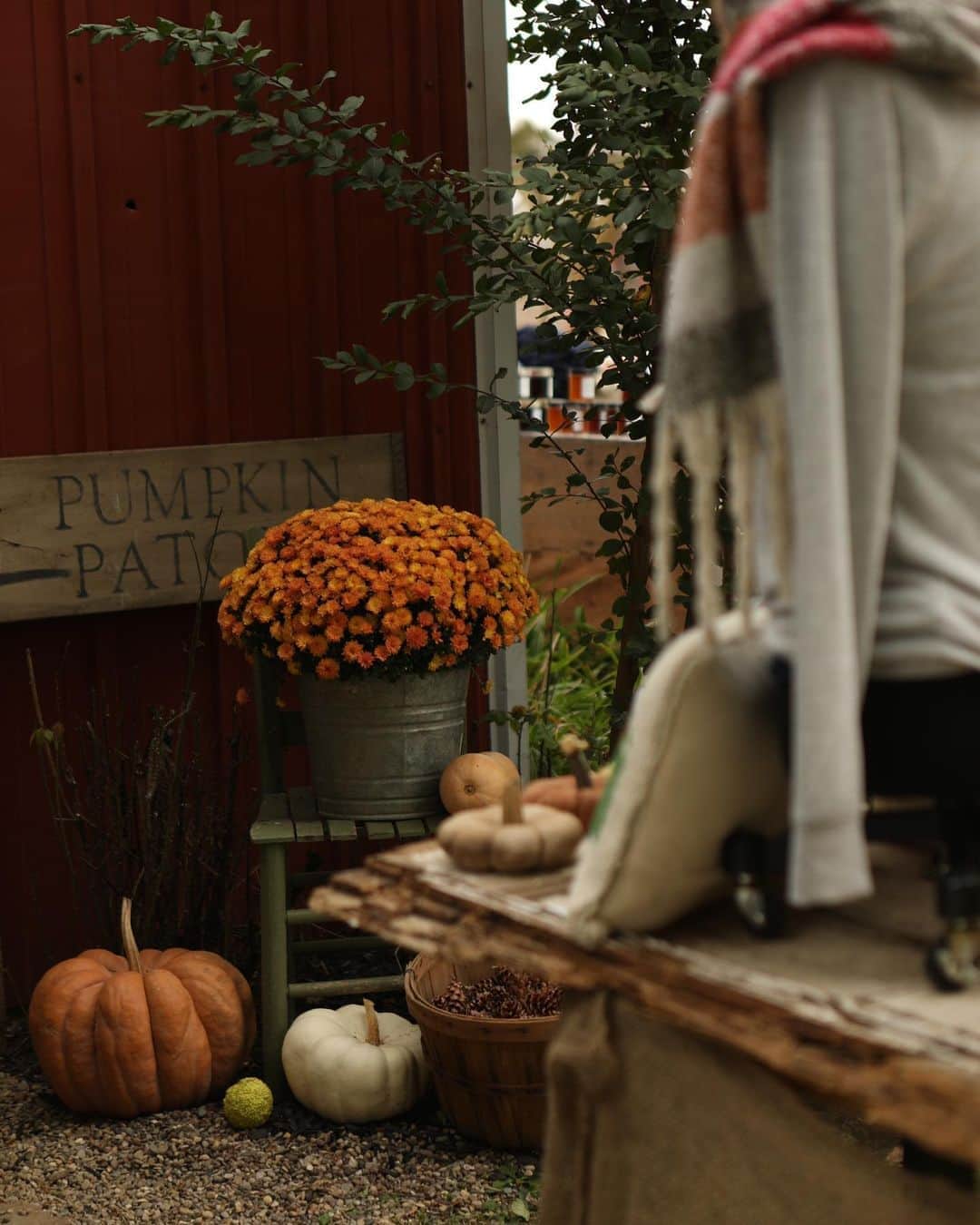 FOLKのインスタグラム：「Over the weekend we hosted a magical autumn gathering at my farmhouse to celebrate makers, folk art, American made, and the rural community that I love so much. We wanted to create something that felt old fashioned and country. We wanted it to feel like a little escape from the madness of the current world. For three days we had workshops, food, shopping, and community. It was absolutely perfect and we can’t wait to do it again in the spring. This year we’ve all learned the importance of slowing down and celebrating the little things in life and the importance of tangible in person community. As we navigate the limitations of the current world it was nice to create a space for the community to gather as the leaves changed, as the soybeans dried in the fields, and the autumn air had the most perfect chill. Here are a few photos from the shop part of the event. I didn’t get photos of the rest.」