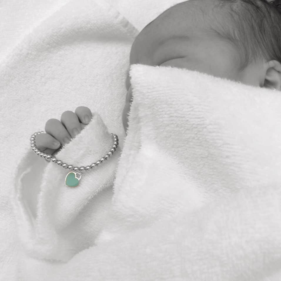 花岡維生のインスタグラム：「It’s a boy!!♡ 先日、3,694gの男の子を出産致しました。 無事に生まれてきてくれた息子、これまでサポートしてくれた主人、体調を気遣ってくれた友人、そして今回の出産を支えてくれた先生や助産師さんに本当に感謝です。 特にコロナ禍の出産で、神様のような助産師さんたちには心身共に本当に助けていただきました。 そして、親友ちゃん @asuka_1010 がプレゼントしてくれたお守りのブレスレットは妊娠中ずっと身につけていて、不安な時とても心の支えになりました。早速息子にも💙 @tiffanyandco  これから元気にすくすくと成長してくれるように、頑張っていきたいと思います。 #newborn #welcomebaby #令和ベビー #babyboy #baby」