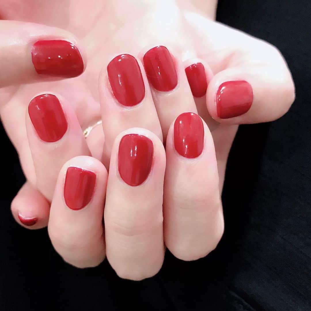 なかやまちえこのインスタグラム：「Bordeaux.⠀ ⠀ #nail #nails #nailart #ネイル #美甲 #ネイルアート  #japanesenailart #manucure #japanesenails #manicurist #gelnails #أظافر #네일아트 #미용 #vẽmóng #ngườiđẹp  #เพ้นท์เล็บ #искусствоногтя #artedeuñas #เพ้นท์เล็บเจล #ジェルネイルデザイン #ネイルデザイン #senikuku #nagelkunst #ワンカラーネイル #ボルドーネイル #bordeauxnails #清水佐紀 ちゃん⠀ 施術は @aby_sharenail にて。」