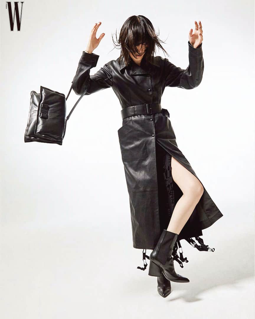 サルヴァトーレ・フェラガモのインスタグラム：「Jump for Joy: a sumptuous leather belted coat and chain fringed dress ensemble, paired with the softly padded #VivaBowBag featured in @wkorea.」