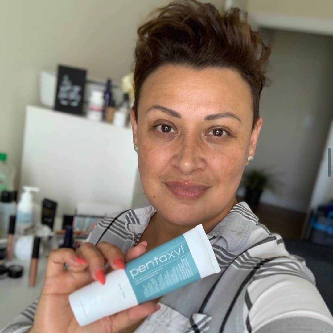 Motives Cosmeticsさんのインスタグラム写真 - (Motives CosmeticsInstagram)「@lorenridinger is pumped💖 for our #28DAYSOFSKIN challenge as well as many of you!! Have you joined in yet? It is easy, fun, and you will be AMAZED✨ by how much your skin can transform in the next 28 days.  Swipe ⬅️ to see before photos of our Beauty Advisors  showing off their real skin & real beauty + on the last slide learn how you can join the #28DAYSOFSKIN challenge. . . . . . #lumieredevie #skincare #skinisin #beauty #naturalskin #naturalbeauty #lumiere #LDV #glowingskin #skincaretip #skintip #healthyskin #skincareroutine #skinroutine #motivescosmetics #skincarechallenge #motivescosmetics #motives #motivesskincare #skicnaretransformation #realskin #skincarebeforeandafter」10月7日 22時53分 - motivescosmetics