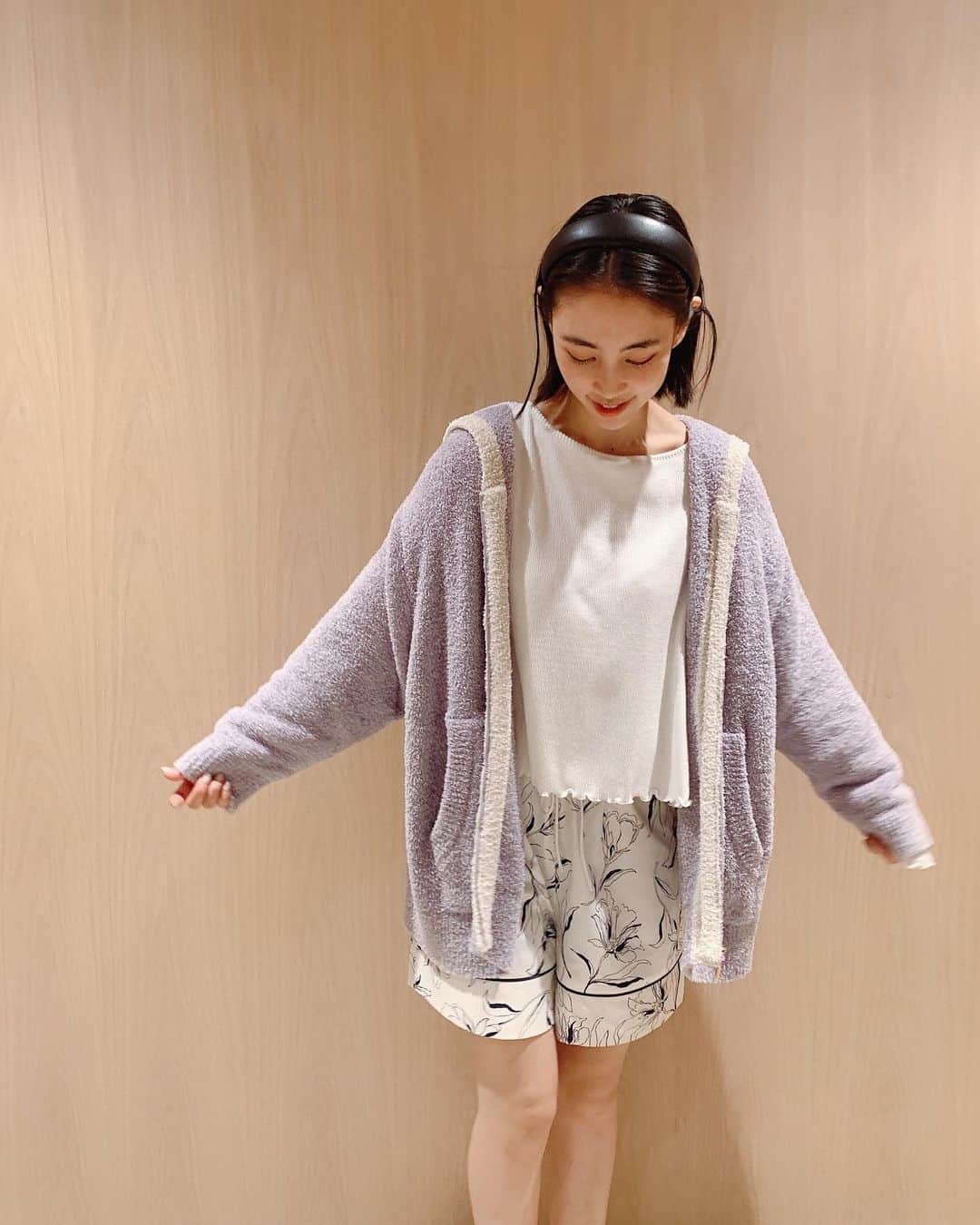 近野莉菜のインスタグラム：「本日の @snidel_home_official  インスタライブでご紹介した、 ●WARM サテンシリーズ ●WHIP シリーズ  WARMサテンはふんわりと肌を包み込む、コラーゲンサテンです！裏起毛になっているので、冬でもサテンをお楽しみ頂けます☺️  WHIPパーカーは、ふわふわのホイップクリームに包まれたような質感のホイップボア素材です☁️  本当に着心地がよくて、このオーバーサイズな感じも◎  12/9(金)12:00〜販売開始です！ 是非チェックして下さい✔︎  #SNIDELHOME #スナイデルホーム #美容パジャマ #SNIDEL #スナイデル  @snidel_home_official」