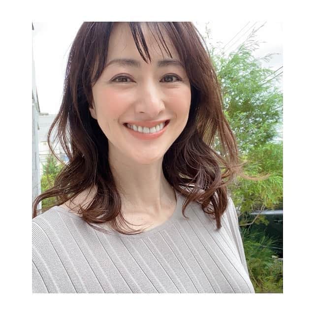 前田ゆかのインスタグラム：「雨が降る前に終わった撮影❕  午後からは書のお稽古へ  来年書展に出展する為に作品を書き始めました。  ダイナミックに書いてみたくて… 二本の筆使いと立って書くことにまだ慣れなく、一枚、一枚書き終える度に息が上がる感じです💦  これからまた二ヶ月時間をかけて仕上げていきます。  年に一度 夏におこなわれました昇段試験は無事クリアしました🙆‍♀️  #書道 #書 #お稽古 #書展 #shooting」