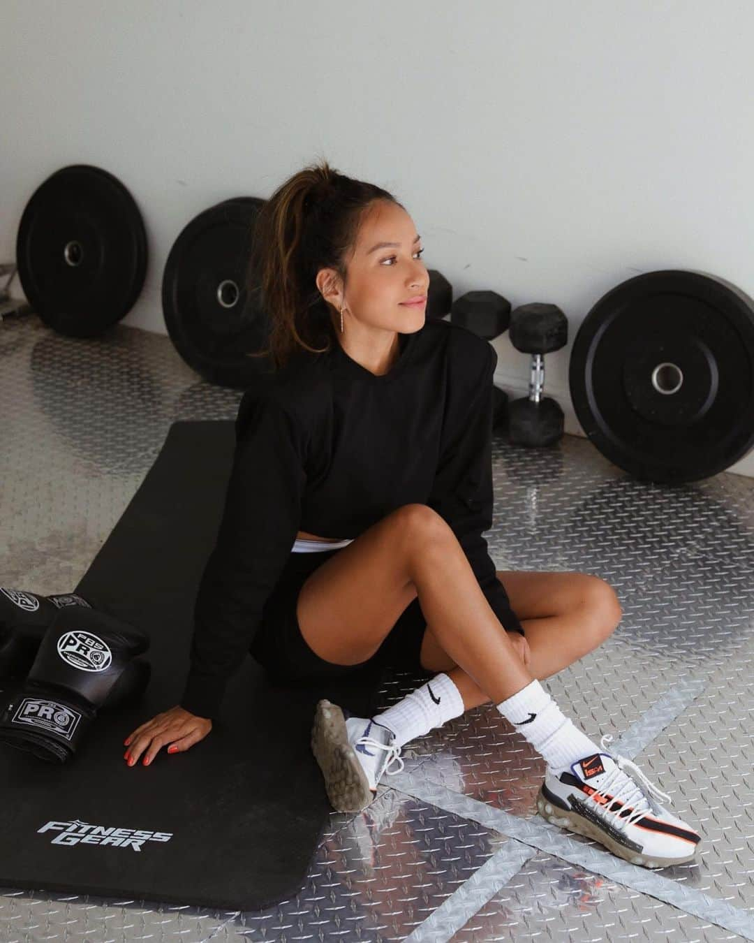 ジュリー・サリニャーナさんのインスタグラム写真 - (ジュリー・サリニャーナInstagram)「Garage turned gym ✔️ wearing @revolve #revolveu」10月7日 22時56分 - sincerelyjules