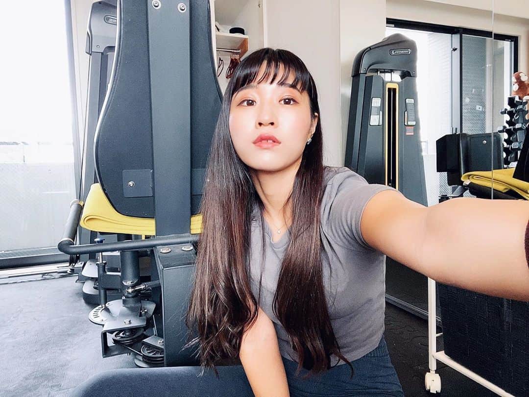 Chiharuのインスタグラム：「髪の毛下ろしてるのは中々レア😜 涼しくなってきたしね✨秋は楽しみがいっぱい🍁食欲も湧く、、🍰 . #トレーニング女子  #筋トレ女子  #ぱっつんロング」