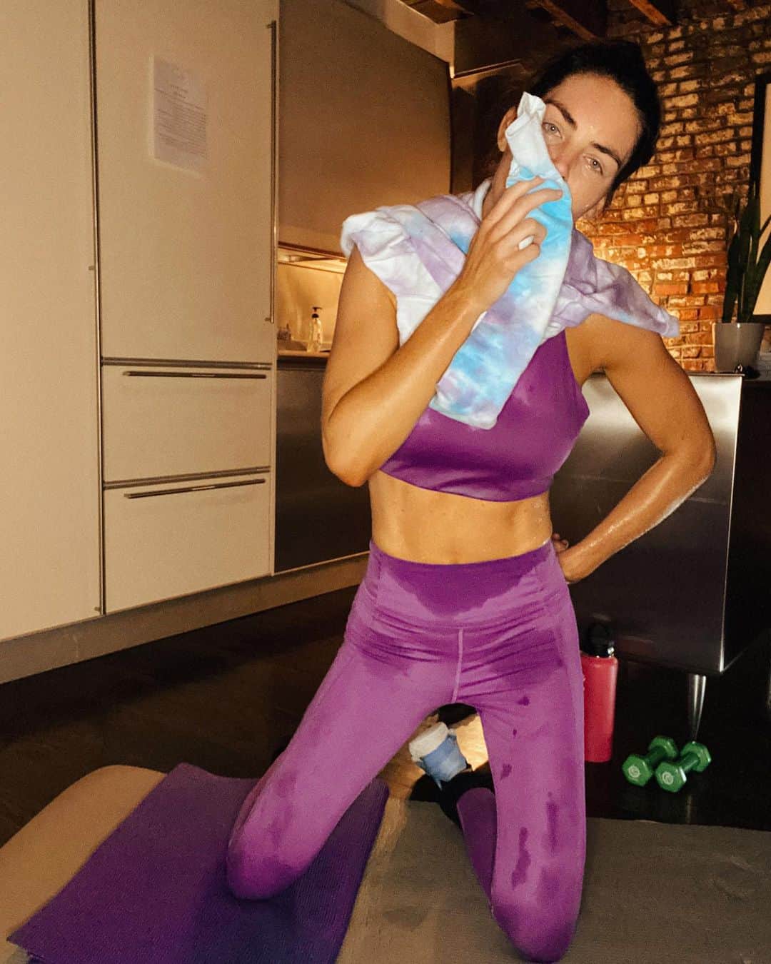 ヒラリー・ローダさんのインスタグラム写真 - (ヒラリー・ローダInstagram)「before ➡️ after 🤪 early morning workout before work」10月7日 22時57分 - hilaryrhoda