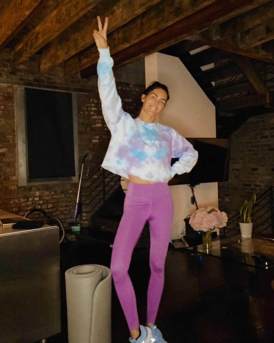 ヒラリー・ローダのインスタグラム：「before ➡️ after 🤪 early morning workout before work」
