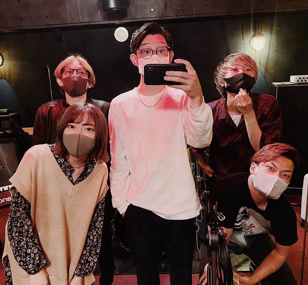 川崎鷹也のインスタグラム：「11月6日、TSUTAYA O-EAST様にてワンマンライブです。当日はバンド編成でお送り致します。全員最高。音楽ってこうじゃなくちゃね、って思わせてくれるメンバーです。  #川崎鷹也 #ワンマンライブ #11月6日 #魔法の絨毯 #魔法の絨毯にのって #oeast」