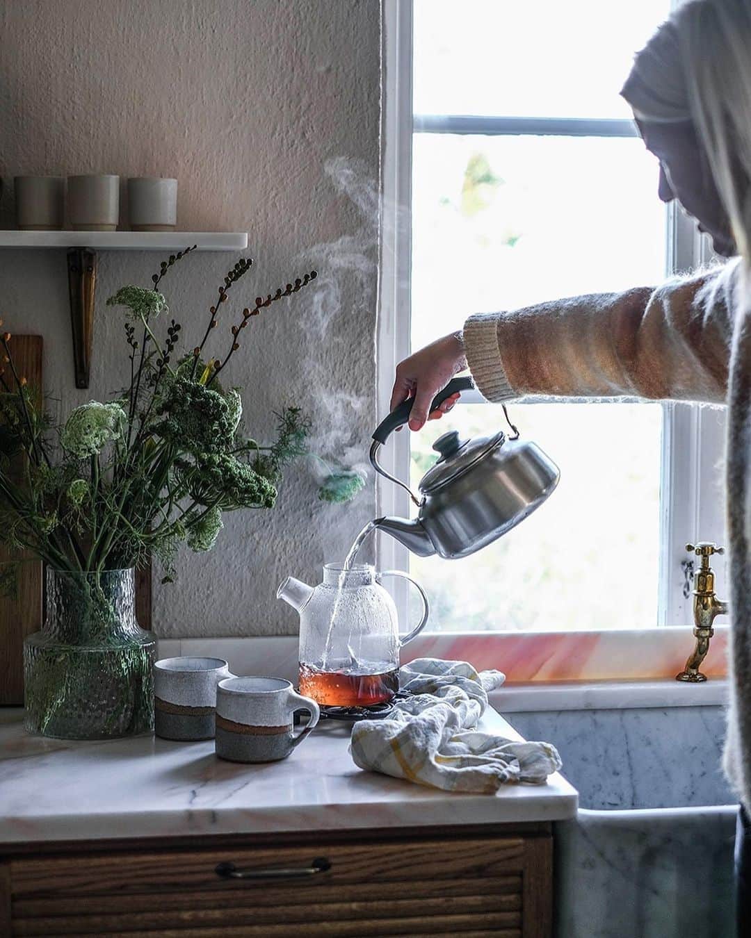 Our Food Storiesさんのインスタグラム写真 - (Our Food StoriesInstagram)「Werbung|Advertisement We are so excited to finally share the whole kitchen renovation of our @devolkitchens in Sweden with you guys! Have a look on the blog to see lot‘s of photos and also before and after pictures 🎉🤗 #devolkitchens ____ #haberdasherkitchen #swedenhouse #swedishhouse #vogueliving #schönerwohnen #kitcheninspo #kitcheninspiration #kitcheninterior #scandinavianhome #kitchendecor #cozyhome #cozyhomedecor #englishkitchen #germanfoodblogger #morningslikethese #interiorinspiration」10月7日 23時02分 - _foodstories_
