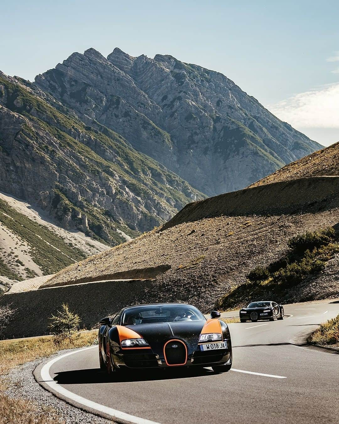 ブガッティさんのインスタグラム写真 - (ブガッティInstagram)「A VEYRON 16.4 Grand Sport Vitesse and a CHIRON Sport were chosen to link La Fabbrica Blu, which briefly offered a home to BUGATTI in Campogalliano, and the modern Atelier in Molsheim, in an unforgettable drive from Italy to France. ⁣ ⁣ #BUGATTI #BUGATTIAnniversaryTour #BUGATTIChironSport #CHIRONSport #BUGATTIVeyron #VEYRON ⁣ _ ⁣ Fuel consumption, l/100km: 36.7 in urban areas / 15.8 in extra urban areas / 23.5 combined; combined CO2 emissions g/km: 553; efficiency class: G」10月7日 23時03分 - bugatti