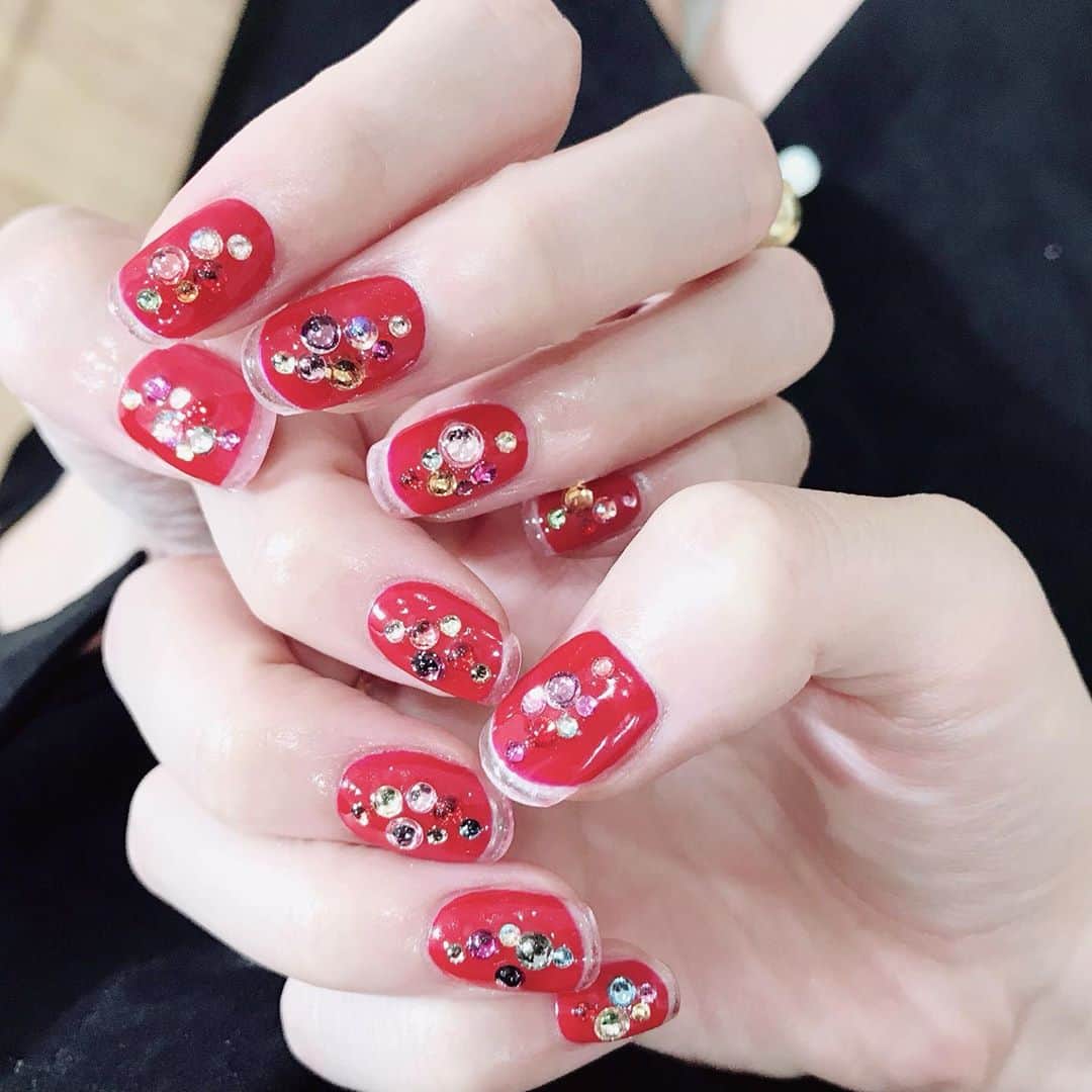 なかやまちえこさんのインスタグラム写真 - (なかやまちえこInstagram)「Red & colorful.⠀ ⠀ #nail #nails #nailart #ネイル #美甲 #ネイルアート  #japanesenailart #manucure #japanesenails #manicurist #gelnails #أظافر #네일아트 #미용 #vẽmóng #ngườiđẹp  #เพ้นท์เล็บ #искусствоногтя #artedeuñas #เพ้นท์เล็บเจล #ジェルネイルデザイン #ネイルデザイン #senikuku #nagelkunst #クリアネイル #clearnails #クリアエッジ #amiaya #aya ちゃん⠀ 施術は @aby_sharenail にて。」10月7日 23時04分 - chiekonakayama