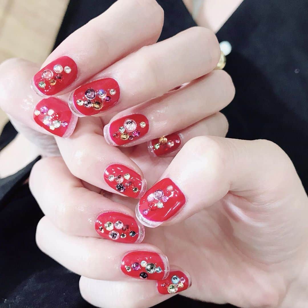 なかやまちえこのインスタグラム：「Red & colorful.⠀ ⠀ #nail #nails #nailart #ネイル #美甲 #ネイルアート  #japanesenailart #manucure #japanesenails #manicurist #gelnails #أظافر #네일아트 #미용 #vẽmóng #ngườiđẹp  #เพ้นท์เล็บ #искусствоногтя #artedeuñas #เพ้นท์เล็บเจล #ジェルネイルデザイン #ネイルデザイン #senikuku #nagelkunst #クリアネイル #clearnails #クリアエッジ #amiaya #aya ちゃん⠀ 施術は @aby_sharenail にて。」