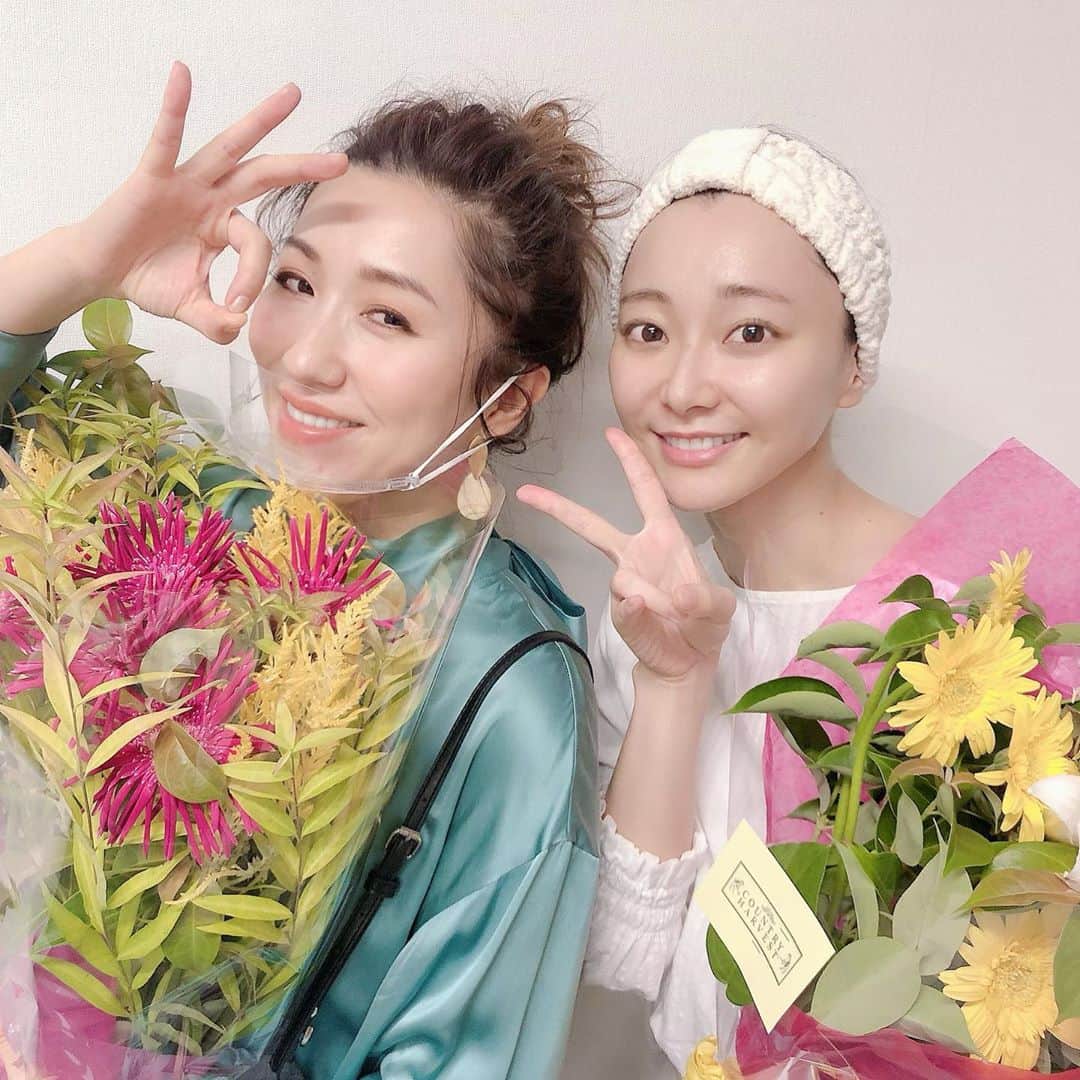 のインスタグラム：「右側、卵じゃないです私です🥚💛笑﻿ ﻿ かおりさんもソフィーナipチームの皆さんも、いつも優しくて大好き🥰﻿ ﻿ ソフィーナiP公式HPの、『きれいのヒント』も順次公開されてますので、是非チェックしてもらえたら嬉しいです🧚🏻🌿✨﻿💕 ﻿ #ソフィーナip  #ソフィーナ　#新作　#新作スキンケア　#花王　#新作コスメ　#スキンケア　#美容液　#土台美容液　#インターリンクセラム　#ベースケアセラム　#高濃度炭酸　#炭酸　#保湿　#保湿ケア　#高保湿　#乾燥肌　#乾燥肌にオススメ　#乾燥肌対策　#うるおい　#潤い　#化粧水いらず　#化粧水　#乳液いらず　#乳液　#skincare  #cosmetics  #sofinaip」