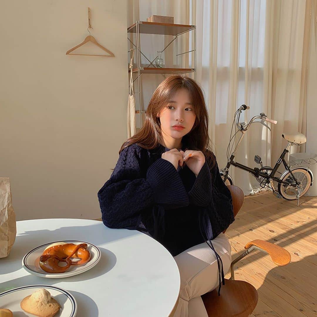 Chuuさんのインスタグラム写真 - (ChuuInstagram)「아침 저녁으로 쌀쌀하고 낮에는 적당한 기온으로 어떤 옷을 입어야 할지 고민 될 때는 가볍게 입기 좋은 니트를 추천합니다!  앞선 피드에서 옐로 컬러와 동일 제품으로 “무조건 무채색 선호” 하시는 분들이라면 요 네이비 컬러 무조건 추천합니다!   #chuu#크롭니트」10月7日 23時04分 - chuu_official