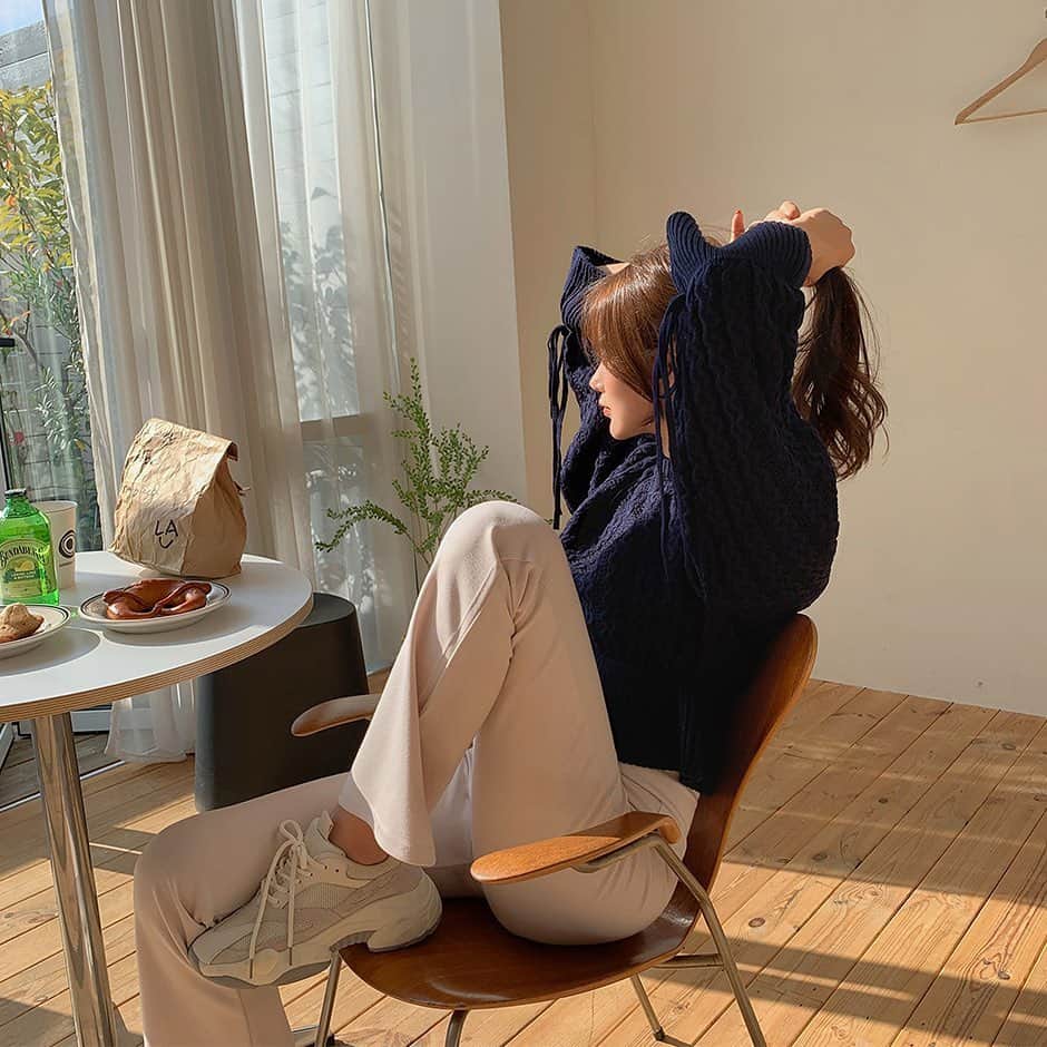 Chuuさんのインスタグラム写真 - (ChuuInstagram)「아침 저녁으로 쌀쌀하고 낮에는 적당한 기온으로 어떤 옷을 입어야 할지 고민 될 때는 가볍게 입기 좋은 니트를 추천합니다!  앞선 피드에서 옐로 컬러와 동일 제품으로 “무조건 무채색 선호” 하시는 분들이라면 요 네이비 컬러 무조건 추천합니다!   #chuu#크롭니트」10月7日 23時04分 - chuu_official