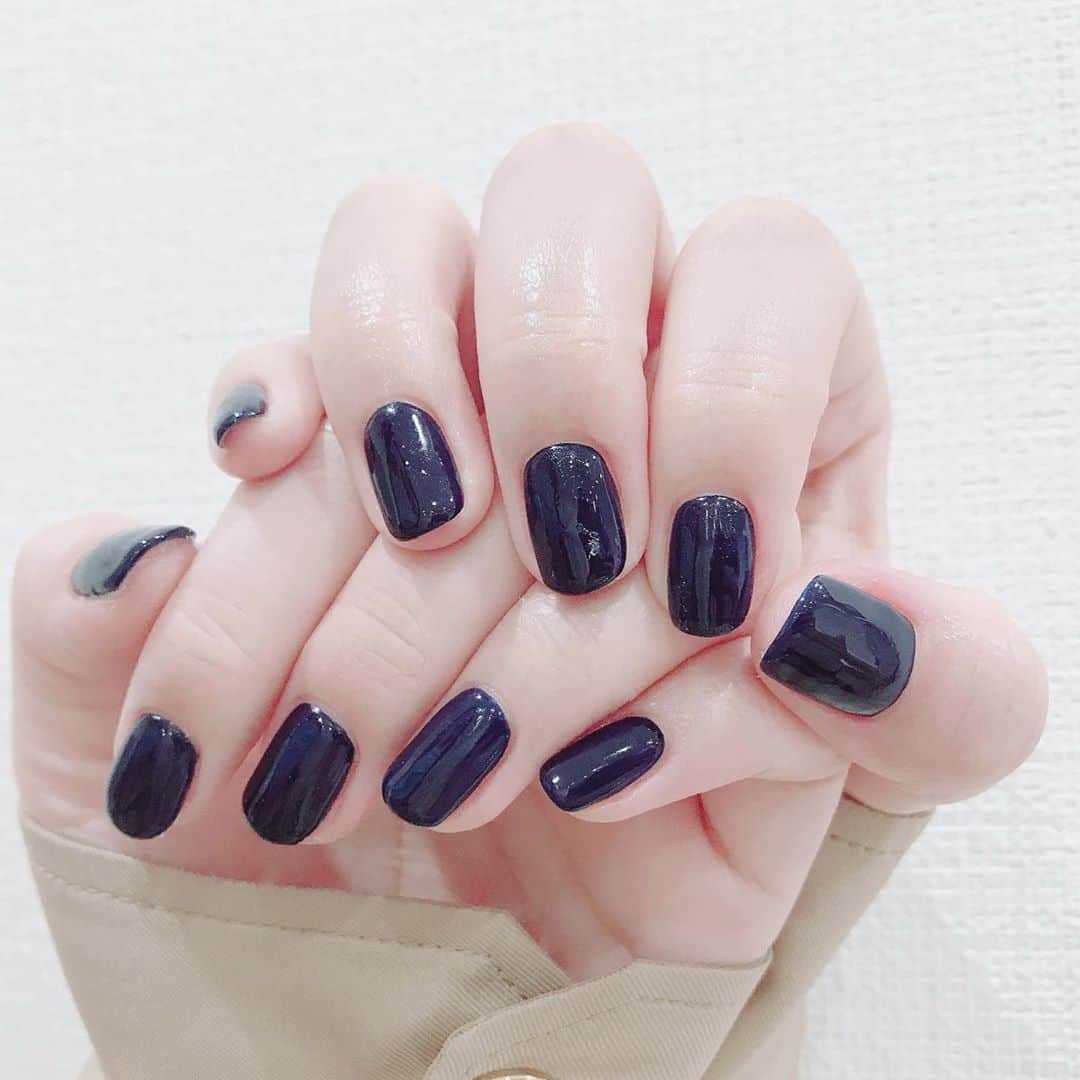 なかやまちえこさんのインスタグラム写真 - (なかやまちえこInstagram)「Navy.⠀ ⠀ #nail #nails #nailart #ネイル #美甲 #ネイルアート  #japanesenailart #manucure #japanesenails #manicurist #gelnails #أظافر #네일아트 #미용 #vẽmóng #ngườiđẹp  #เพ้นท์เล็บ #искусствоногтя #artedeuñas #เพ้นท์เล็บเจล #ジェルネイルデザイン #ネイルデザイン #senikuku #nagelkunst #ワンカラーネイル #ネイビーカラー #ネイビーネイル #navynails #licaxxx さん⠀ 施術は @aby_sharenail にて。」10月7日 23時06分 - chiekonakayama