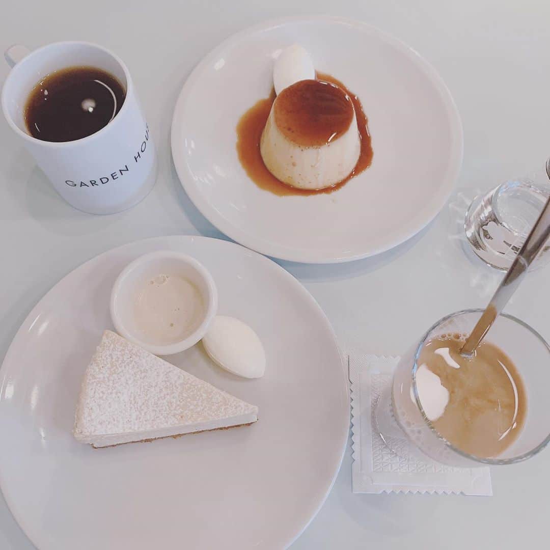 のインスタグラム：「ほうじ茶チーズケーキ&プリン. . 幸せの味がしました☺️💓. . . 2枚目のもっさんの. おててがお洒落でお気に入りです❤︎. . プリンブームが来そうな予感💭.」