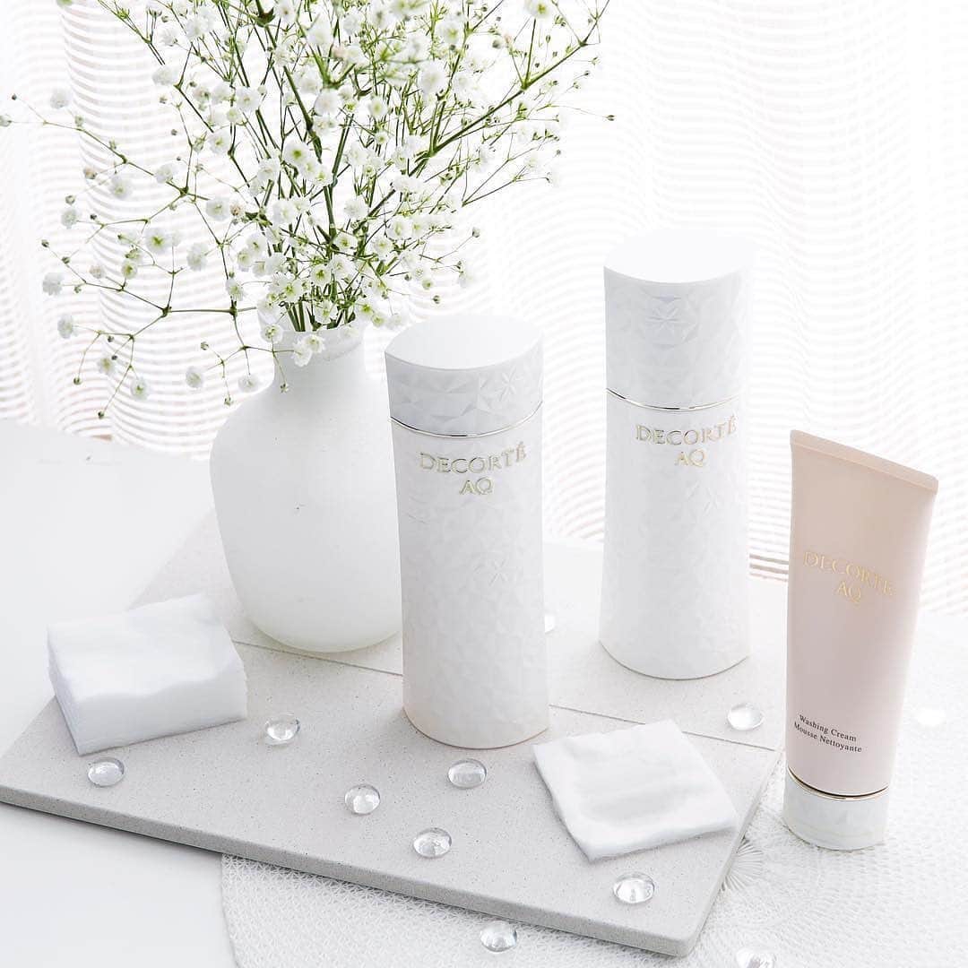 DECORTÉさんのインスタグラム写真 - (DECORTÉInstagram)「Our AQ collection is the perfect remedy to restore and rejuvenate your skin from sun-kissed days of summer. Tomorrow — tune into @skinstore Live at 6PM EST as Dennis Vega, our Director of Education, shares Decorté autumn skincare rituals and answers your questions about J-beauty.」10月7日 23時07分 - decortebeauty