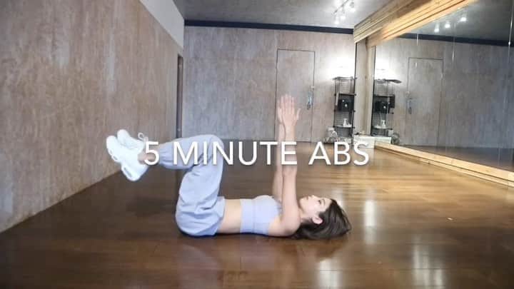 ANNA のインスタグラム：「🔥 5  MINUTE ABS 🔥・ 今日は5分間の腹筋トレーニングです・ ・ メニューは4つ！動画は倍速にしてるけど、実際はゆっくりフォームを気にしながらやってみてね🏋️‍♀️・ ・ ・ そして今日のウェアはアンバサダーをさせてもらってる @onearts_jpn ・ ワンアーツのウェアは可愛くて価格がお手頃なんだよ💛・ チェックしてみてね😉・ ・ ・  #absworkout #ワンアーツ #onearts #PR #beach #スポーツブラ #レギンス  #yogalife #pilates #relax #脂肪燃焼 #ストレス発散  #bodymake #ヨガウェア #ボディメイク #フィットネス #fitness #体質改善 #ダイエット #アスレジャー #Athleisure #yogawear #ピラティス #ヨガ #健康 #運動 #筋トレ女子 #筋トレ動画」