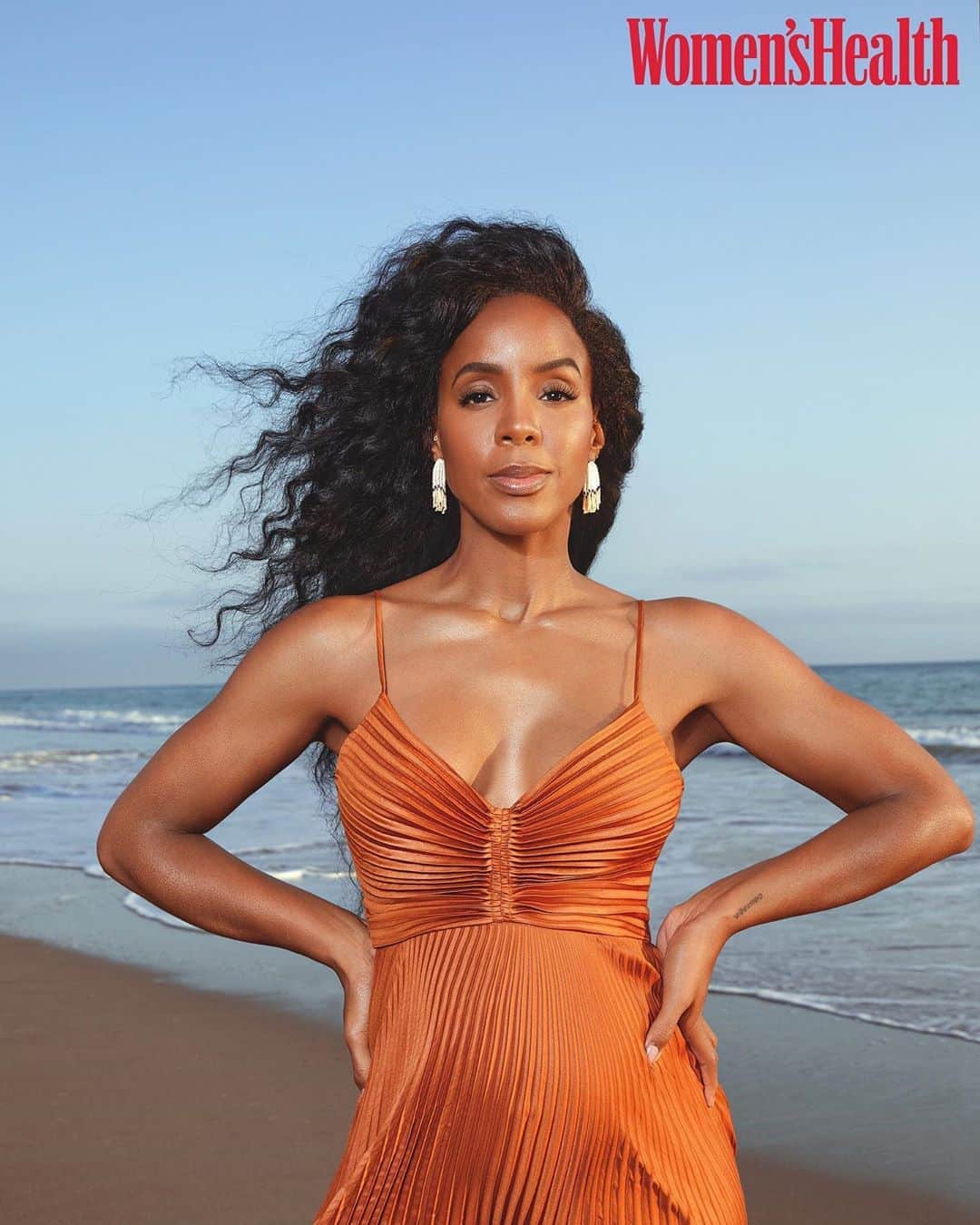 E! Onlineさんのインスタグラム写真 - (E! OnlineInstagram)「Surprise! Kelly Rowland and her husband Tim Weatherspoon are expecting another D̶e̶s̶t̶i̶n̶y̶'̶s̶ child. Head to the link in our bio to see the stunning birth announcement. 😍(📷: Djeneba Aduayom for Women’s Health)」10月7日 23時17分 - enews