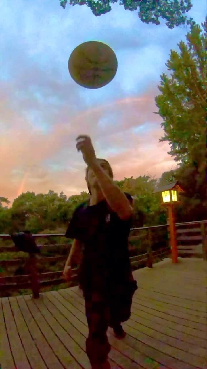 のインスタグラム：「some where under this mind blowing rainbow... #freestylebasketball #somewhereovertherainbow #israelkamakawiwoole  @008.official  @tachikara_jp」