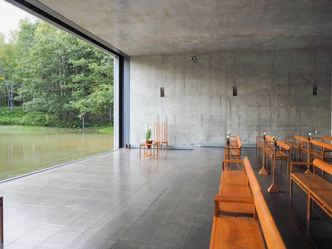 ASUKAさんのインスタグラム写真 - (ASUKAInstagram)「.﻿ 安藤忠雄建築の『水の教会』⛪️﻿ ﻿ 水、風、光、緑。﻿ ﻿ すべてが合わさって一つの建築になるんだとか。﻿ ﻿ ﻿ ゆっくり窓が開いていくと、水の音と風が少しずつ入ってきて、本当に気持ちよかった。﻿ ﻿ 神聖で特別な空間でした✨﻿ ﻿ ﻿ 水の教会も星野リゾートトマムの敷地内にあって今回は特別に見学させてもらったよ🙆‍♀️﻿ ﻿ （現在はコロナの影響で一時見学を中止しているみたいなので見学されたい方は問い合わせてみてね😊）﻿ ﻿ @hoshinoresorts_tomamu @hoshinoresorts.official @iamkaorin #水の教会 #安藤忠雄 #教会 #安藤忠雄建築﻿ #リゾナーレトマム #星野リゾート #トマム旅行 #北海道旅行 #国内旅行 #北海道観光 #国内旅行 #女子旅 #癒し旅 #たびすたぐらむ #タビナカジェニック #ホテルリゾート #retrip_nippon #あすかおりん」10月7日 23時10分 - a.asuka.a