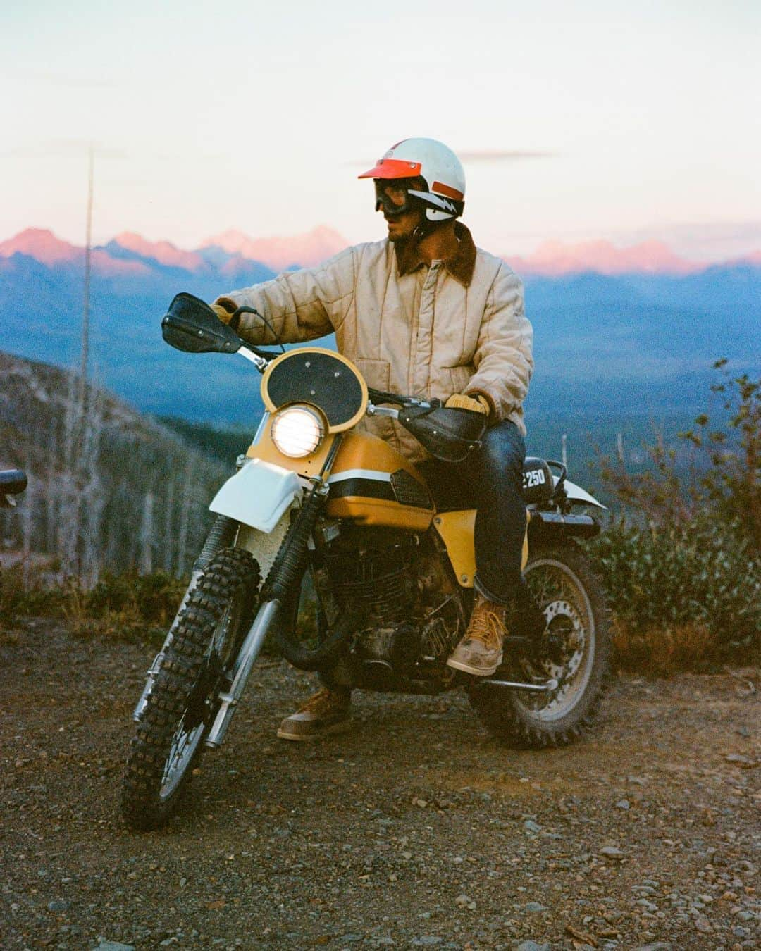 Alex Strohlさんのインスタグラム写真 - (Alex StrohlInstagram)「The last ride before snow falls up high — sneak peek of a new story for @meta @dannerboots with a solid group of old and new friends. Quality time riding & fixing old motorcycles, sleeping under the stars, and eating our weight in huckleberry / chocolate pastries.. Decided to tackle this story 100% on film which was pretty scary! Shot on Ektar 100 & Portra 400 with the mighty canon EOS 3 & Elan 7a. Development by @statefilm   @isaacsjohnston @thiswildidea @elibclark @bengiese @calebstasko」10月7日 23時10分 - alexstrohl